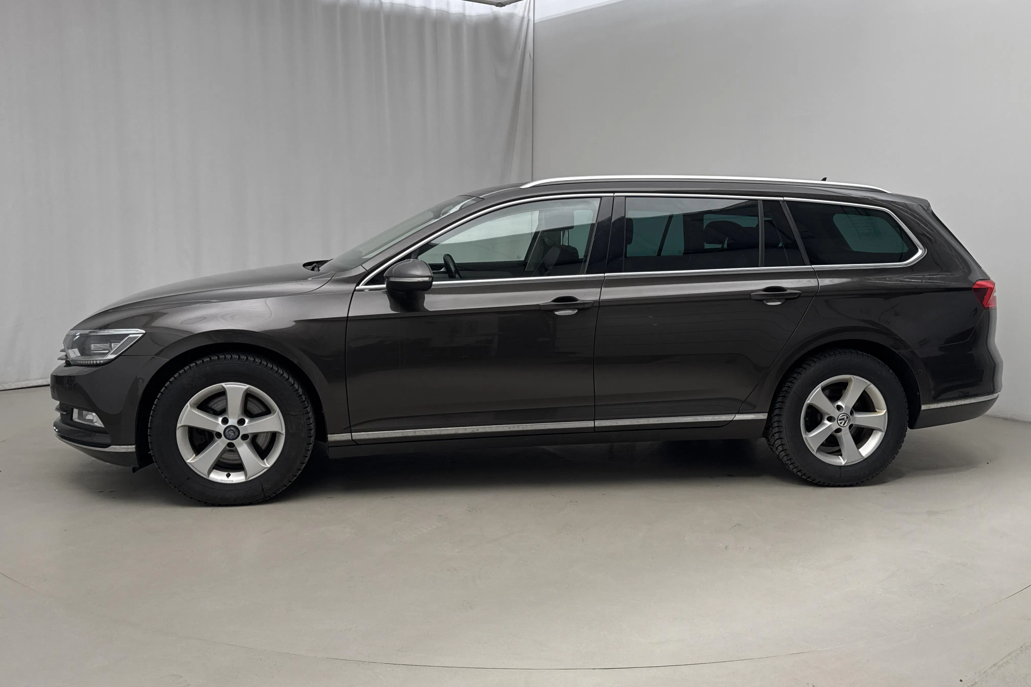 Presentationsfoto 2 av 16: VW Passat 2.0 TDI Sportscombi (190hk) - 16 447 mil - Automat - Dark Brown - 2016