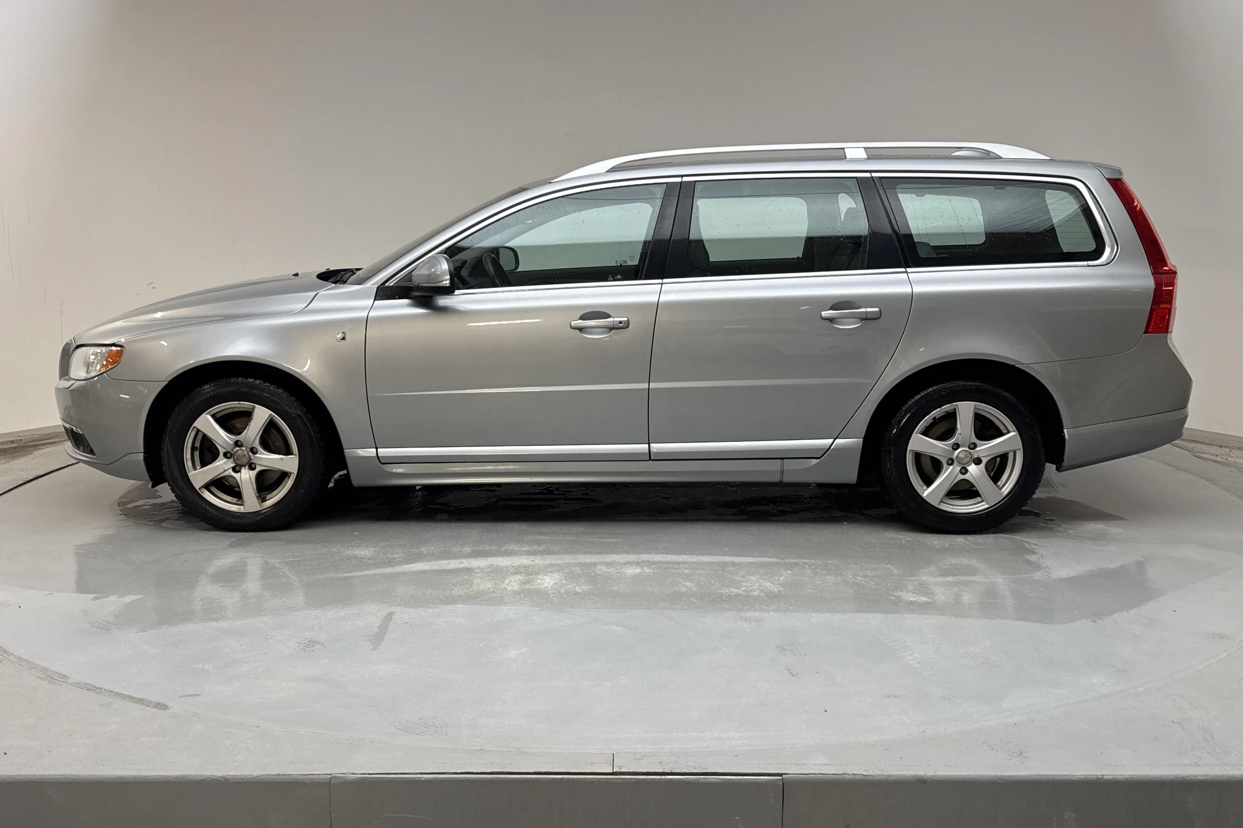 Presentationsfoto 2 av 16: Volvo V70 II D3 (163hk) - 22 763 mil - Manuell - silver - 2012
