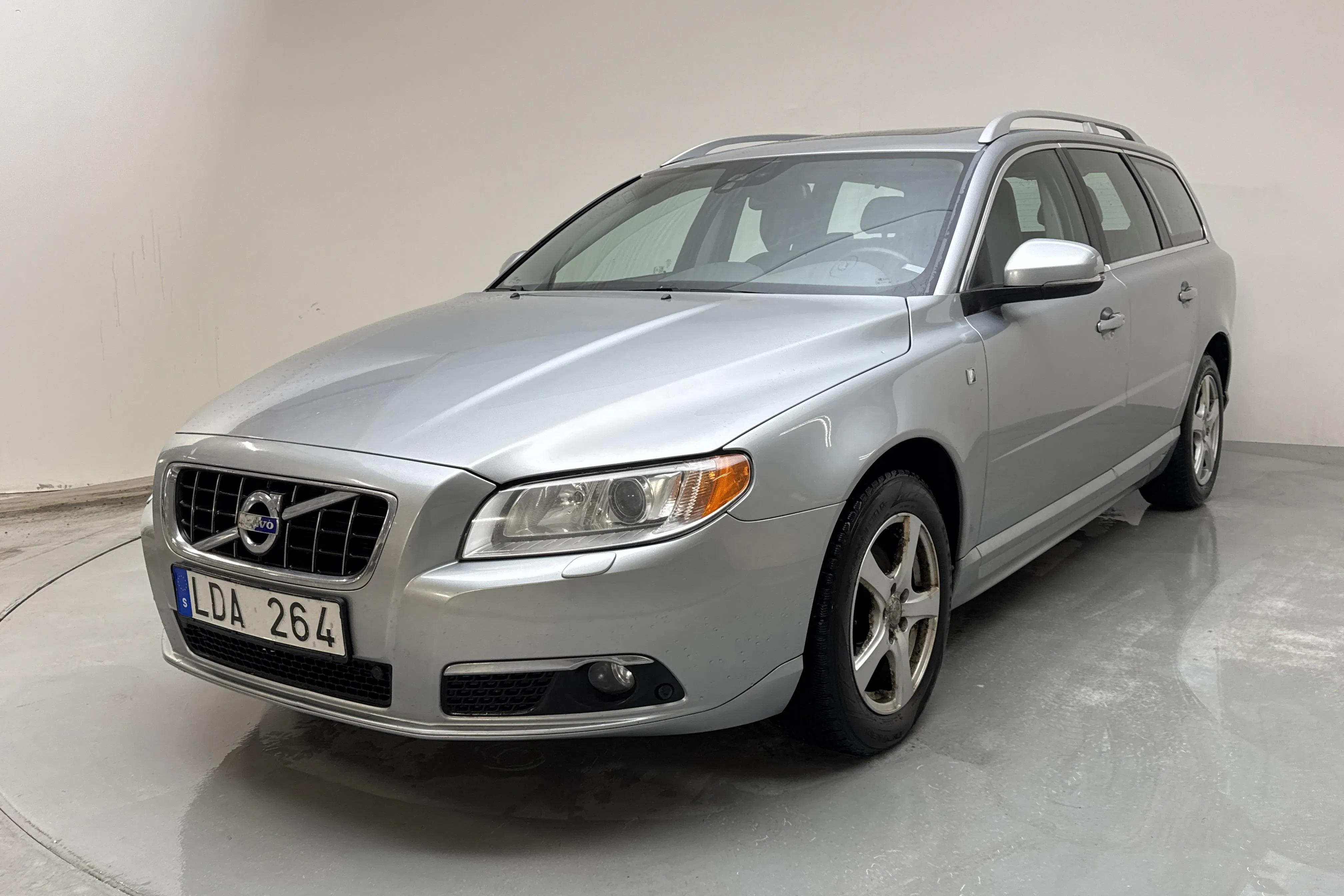 Presentationsfoto 1 av 16: Volvo V70 II D3 (163hk) - 22 763 mil - Manuell - silver - 2012