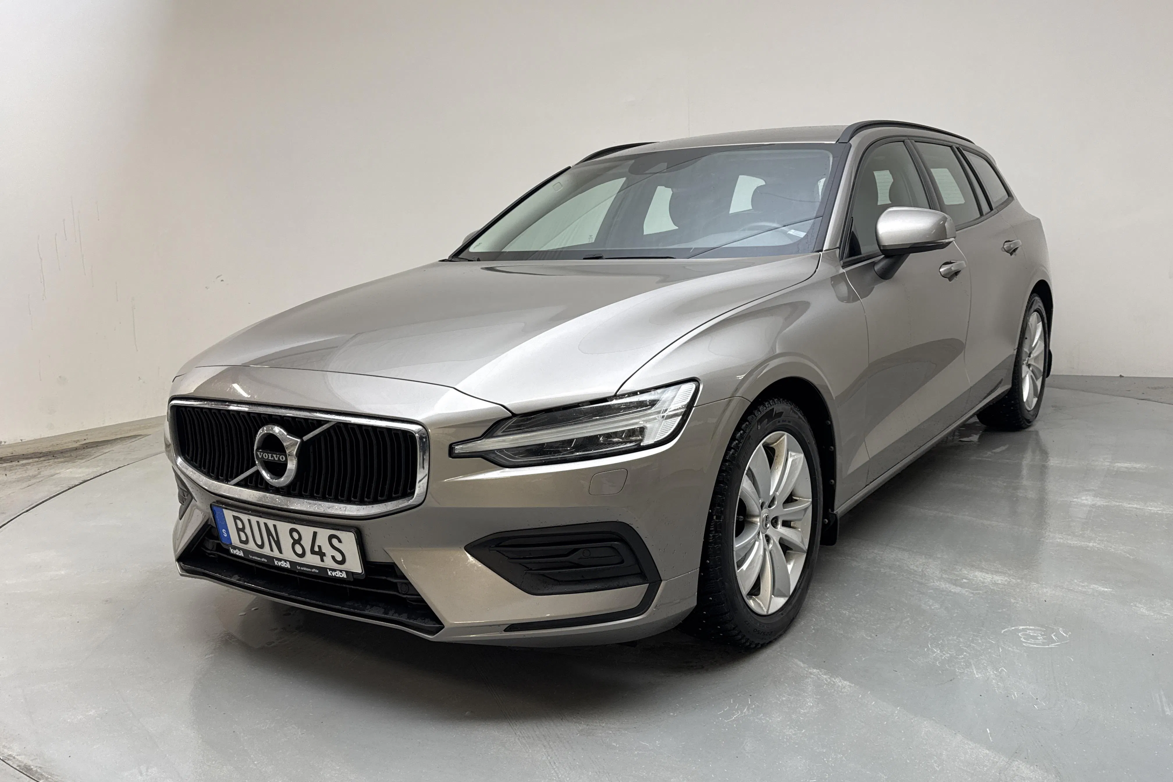 Presentationsfoto 1 av 14: Volvo V60 D4 (190hk) - 15 011 mil - Automat - grå - 2020
