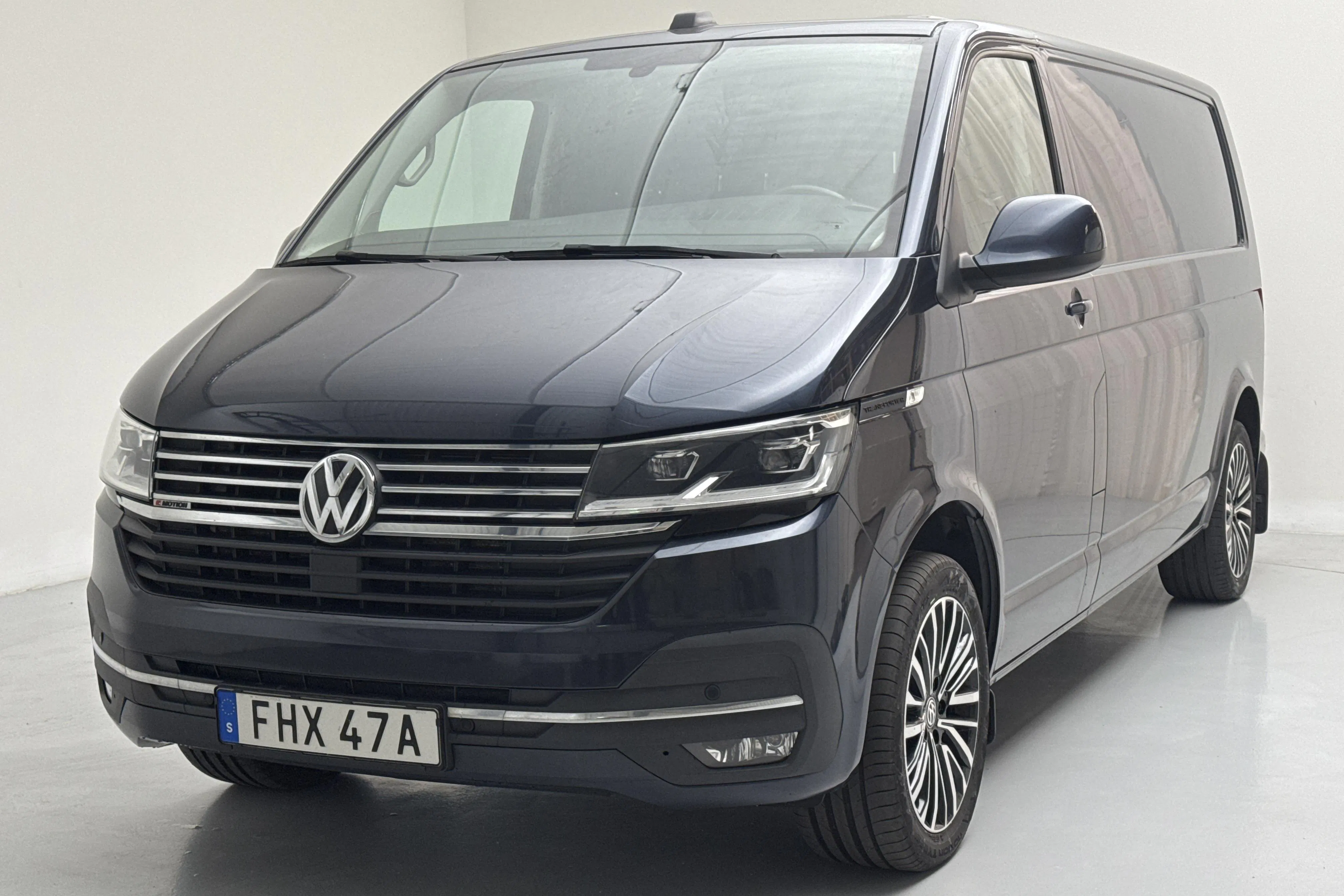 Presentationsfoto 1 av 16: VW Transporter T6.1 Skåp TDI 4MOTION (199hk) - 17 614 mil - Automat - blå - 2020