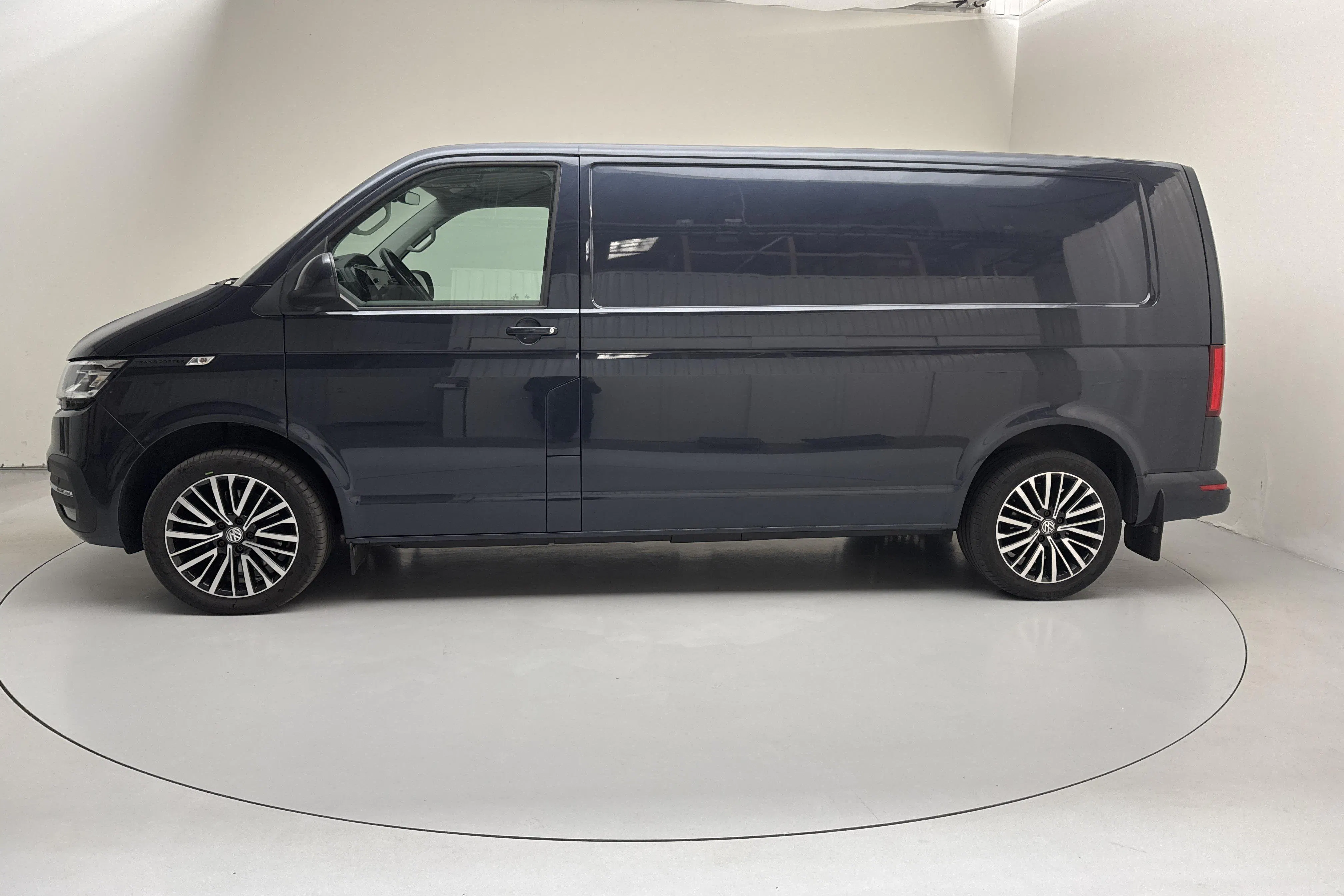 Presentationsfoto 2 av 16: VW Transporter T6.1 Skåp TDI 4MOTION (199hk) - 17 614 mil - Automat - blå - 2020