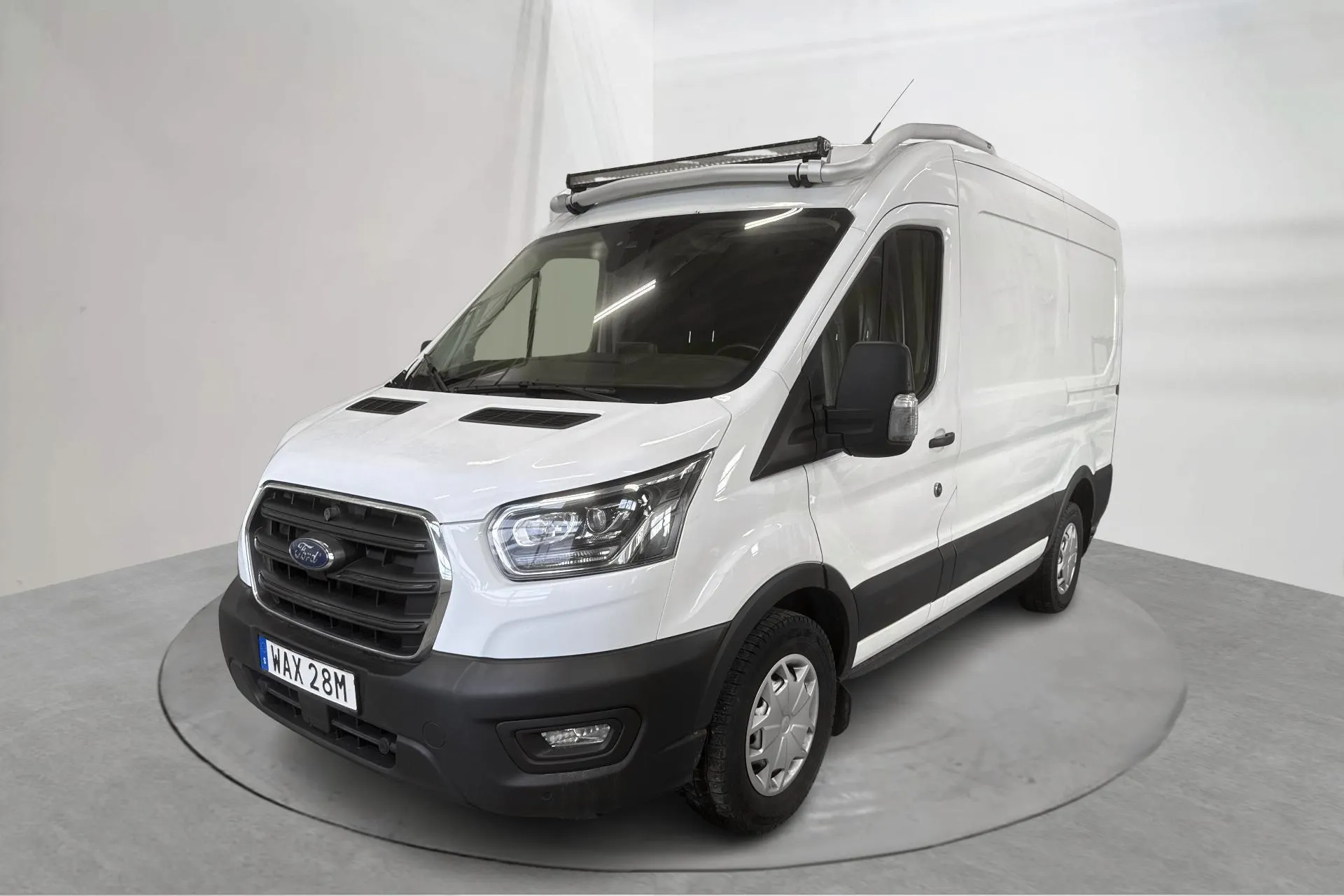 Presentation photo 1 of 21: Ford Transit 350 2.0 TDCi AWD Skåp (130hk) - 185 900 km - Manual - white - 2020