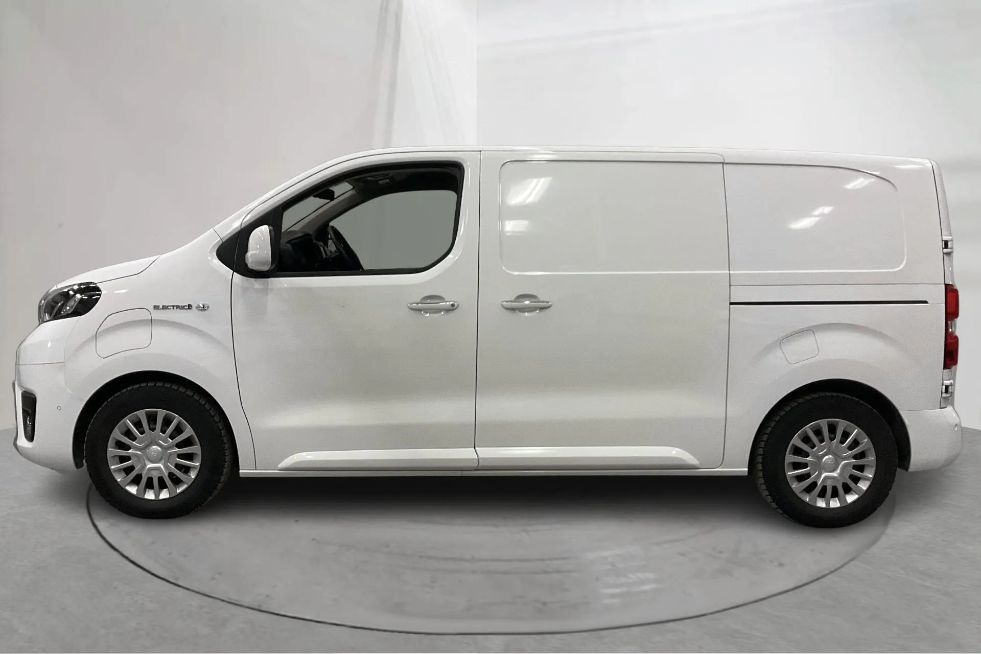 Presentationsfoto 2 av 20: Toyota PROACE Electric 75kWh (136hk) - 4 118 mil - Automat - vit - 2021