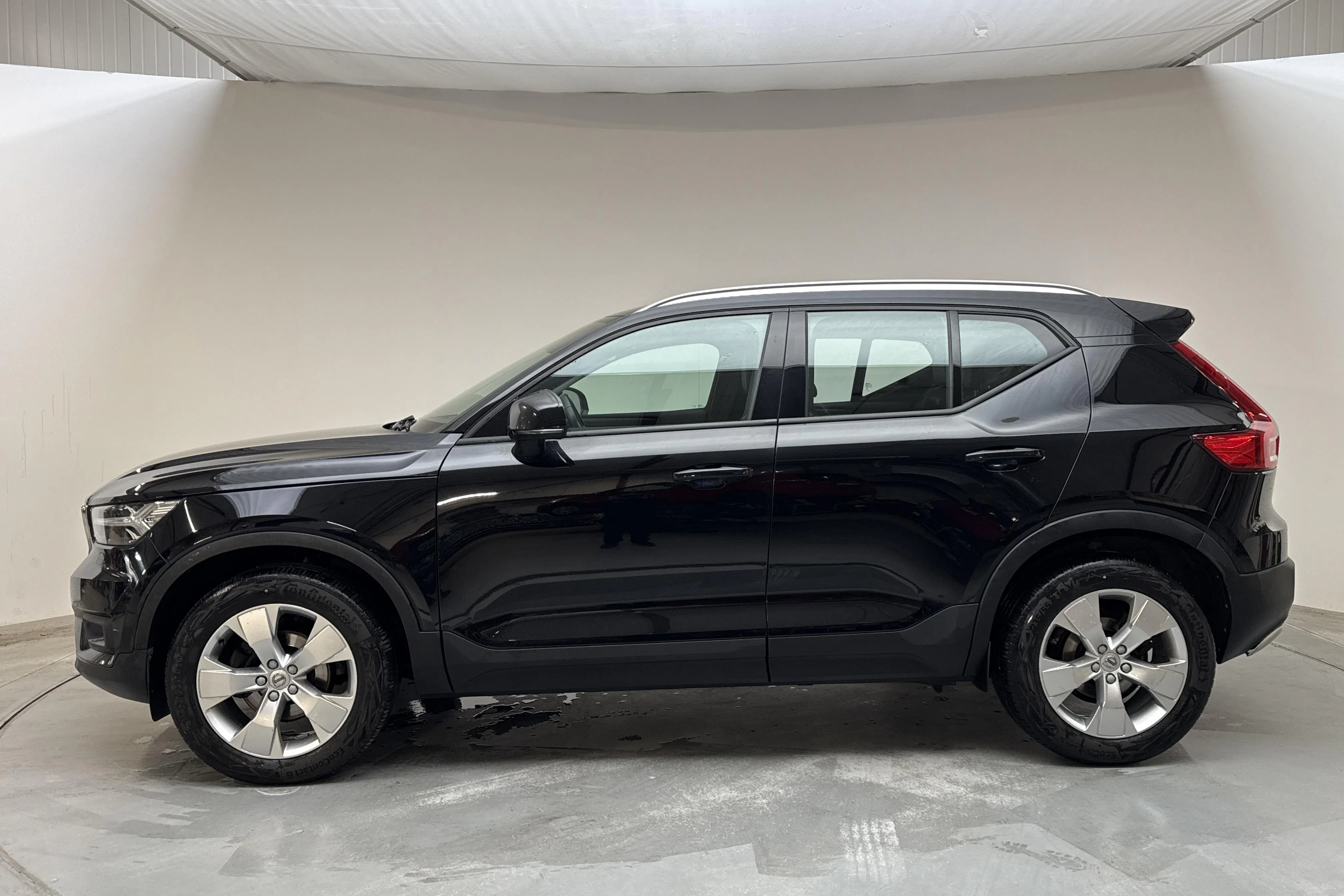 Zdjęcie prezentacyjne 2 z 15: Volvo XC40 T3 2WD (163hk) - 168 040 km - Automatyczna - czarny - 2020