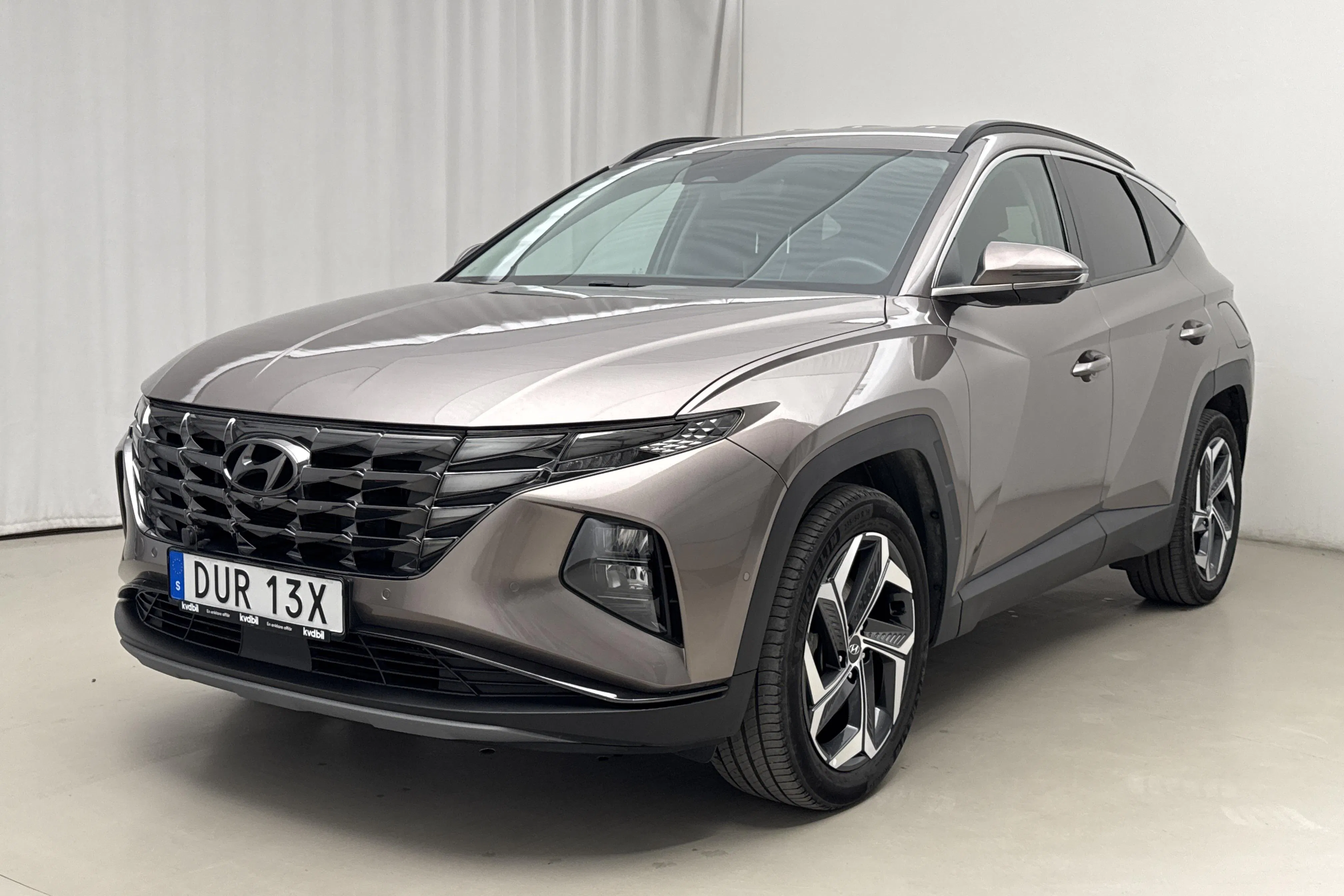 Presentationsfoto 1 av 23: Hyundai Tucson 1.6 GDI plug-in hybrid 4WD (265hk) - 7 359 mil - Automat - brun - 2022