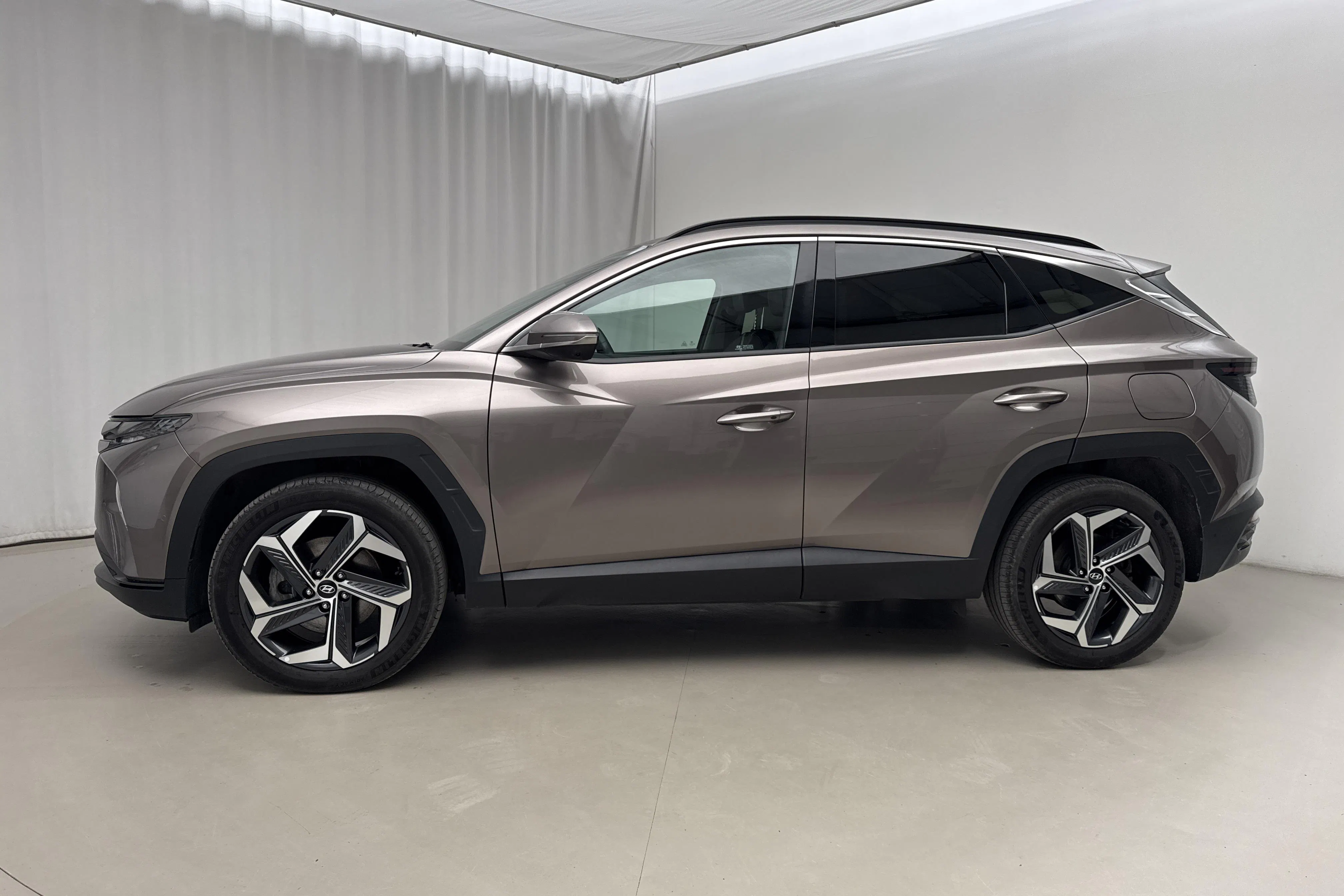 Presentationsfoto 2 av 23: Hyundai Tucson 1.6 GDI plug-in hybrid 4WD (265hk) - 7 359 mil - Automat - brun - 2022