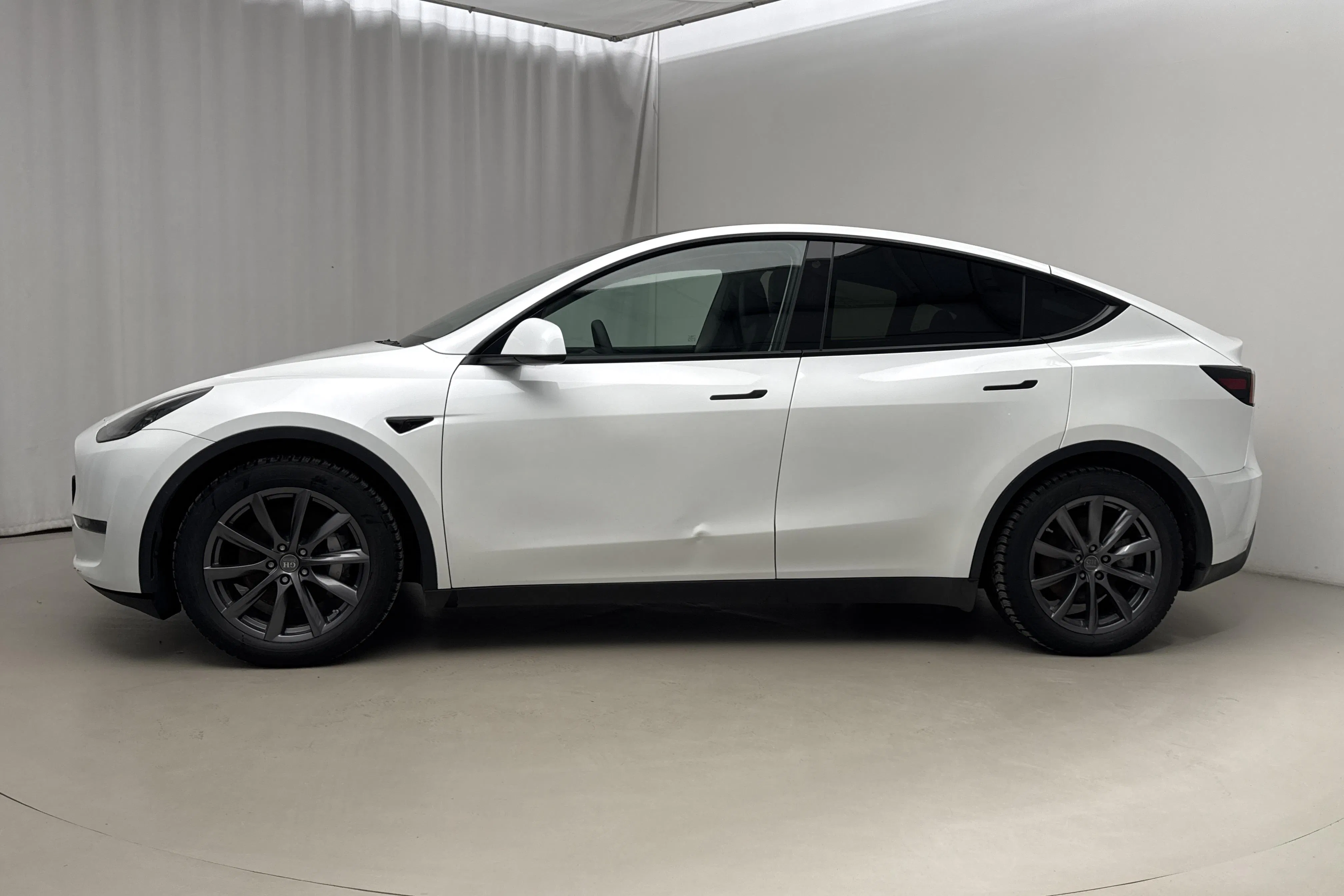 Presentationsfoto 2 av 23: Tesla Model Y Long Range Dual Motor AWD - 8 071 mil - Automat - vit - 2024