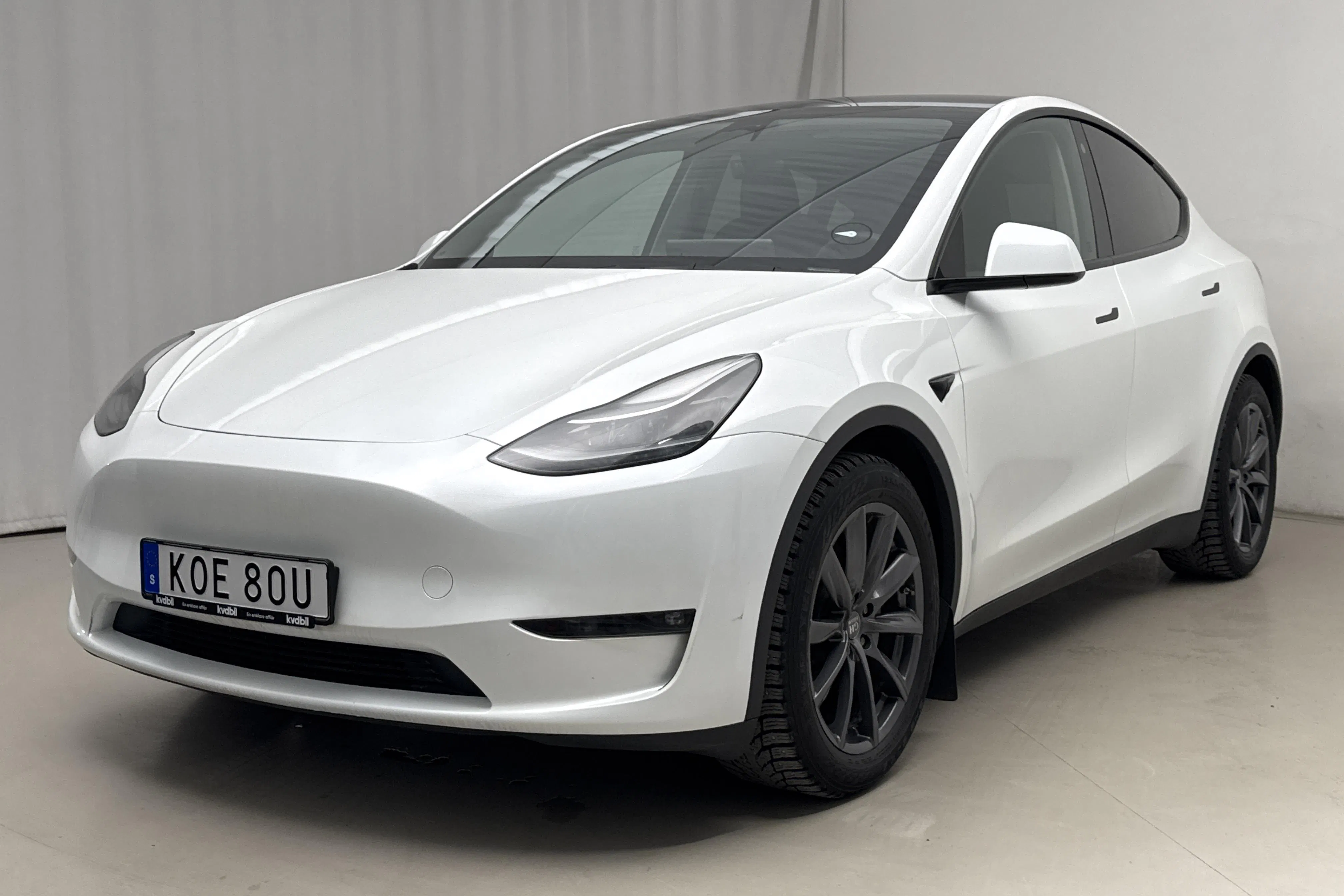 Presentation photo 1 of 24: Tesla Model Y Long Range Dual Motor AWD - 63 380 km - Automatic - white - 2024