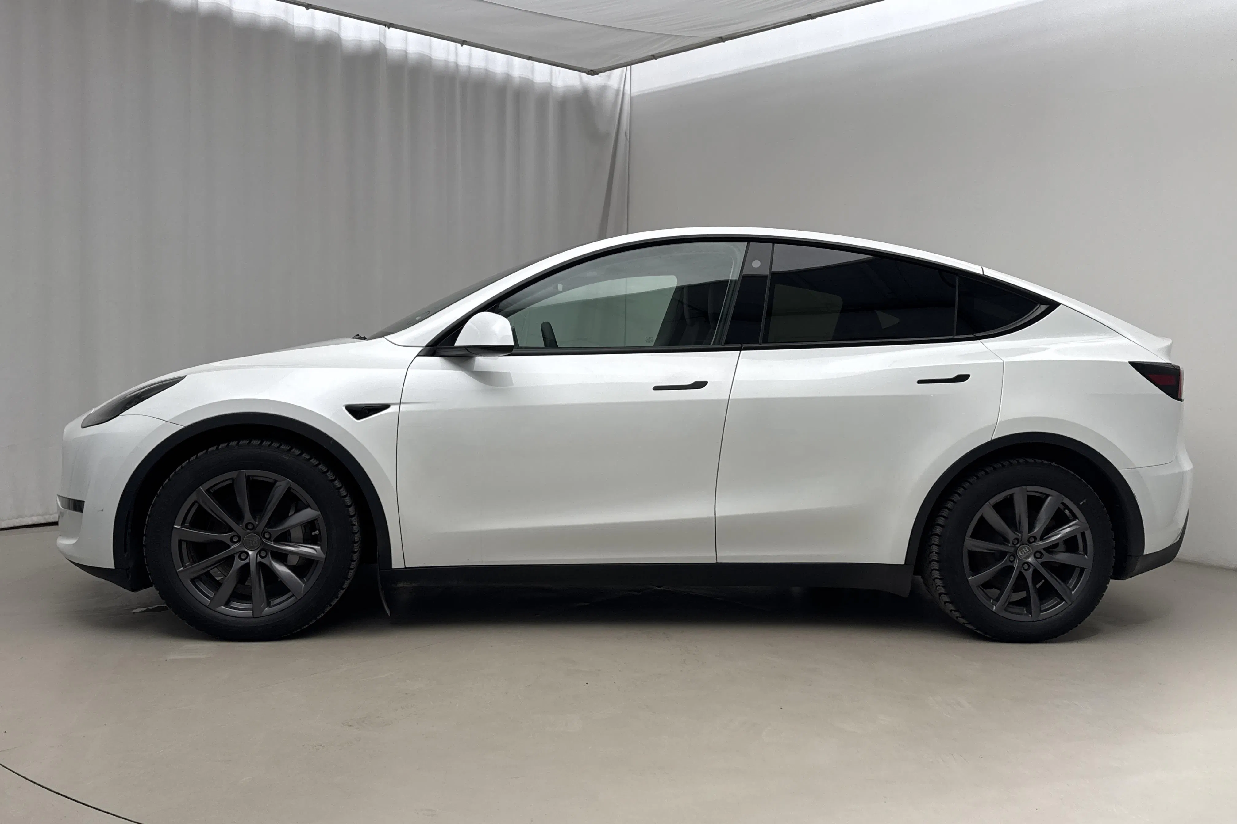 Presentation photo 2 of 24: Tesla Model Y Long Range Dual Motor AWD - 63 380 km - Automatic - white - 2024
