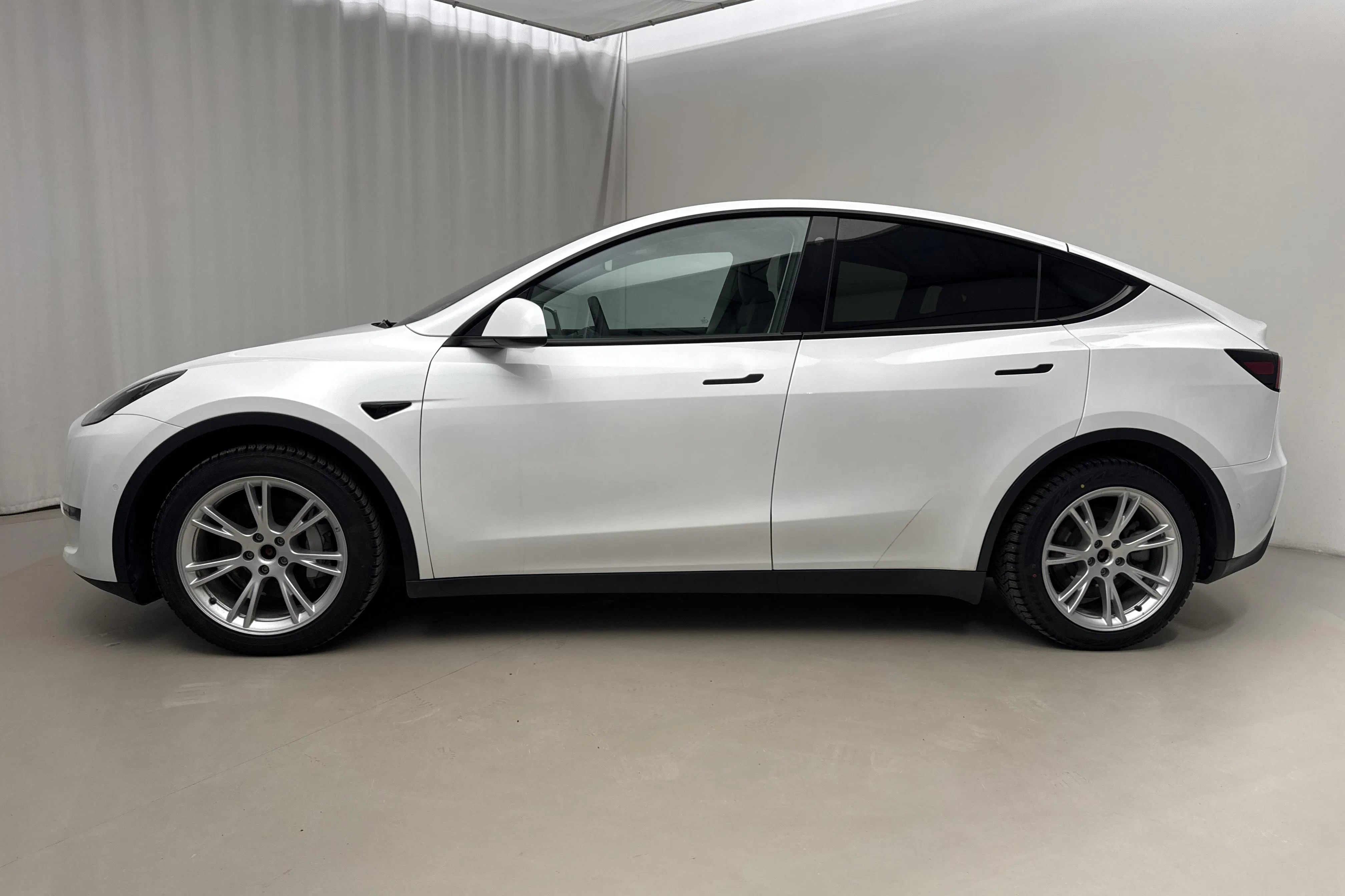 Presentation photo 2 of 24: Tesla Model Y Long Range Dual Motor AWD - 189 030 km - Automatic - white - 2022