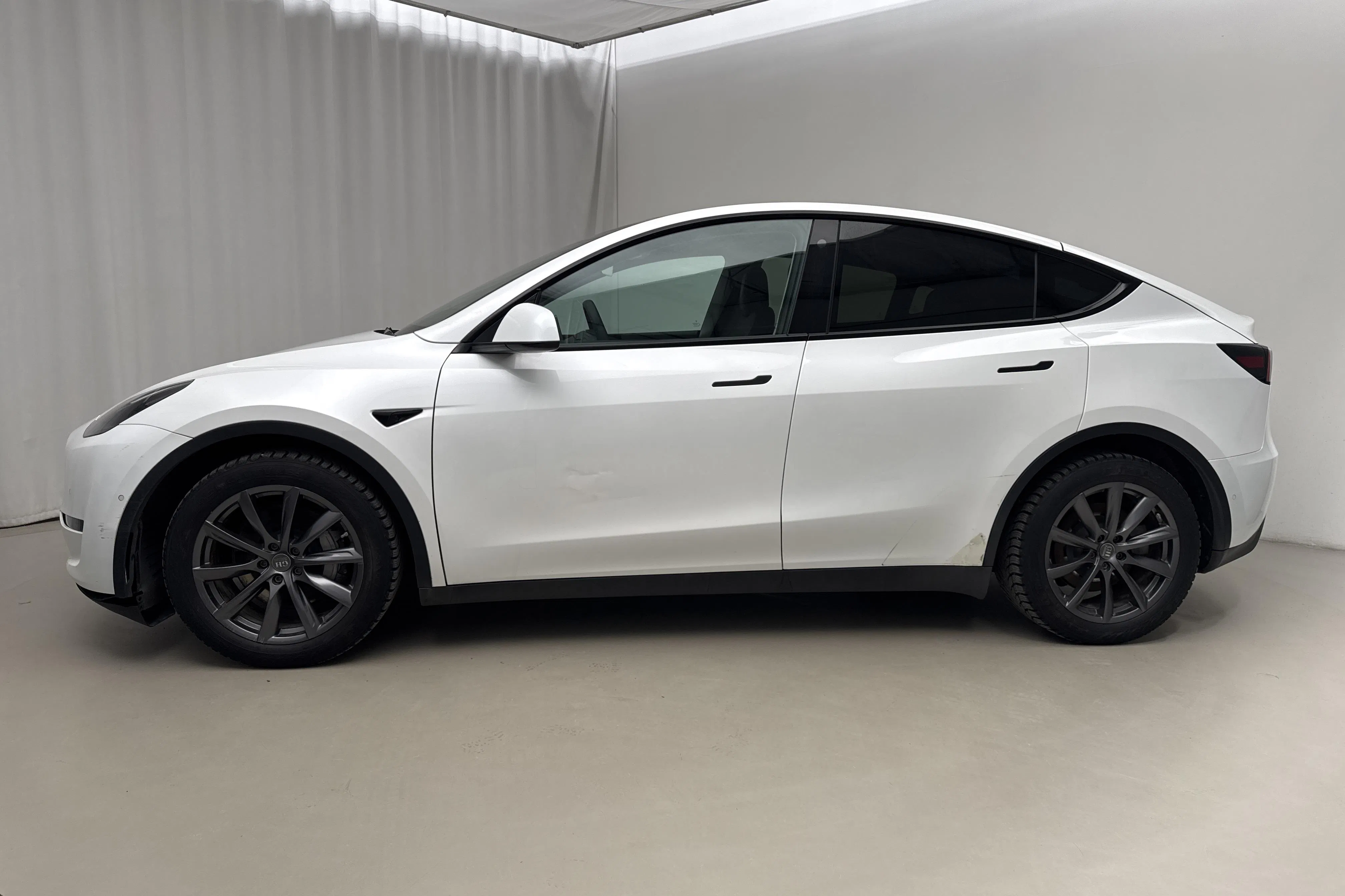 Presentation photo 2 of 21: Tesla Model Y Long Range Dual Motor AWD - 229 370 km - Automatic - white - 2022