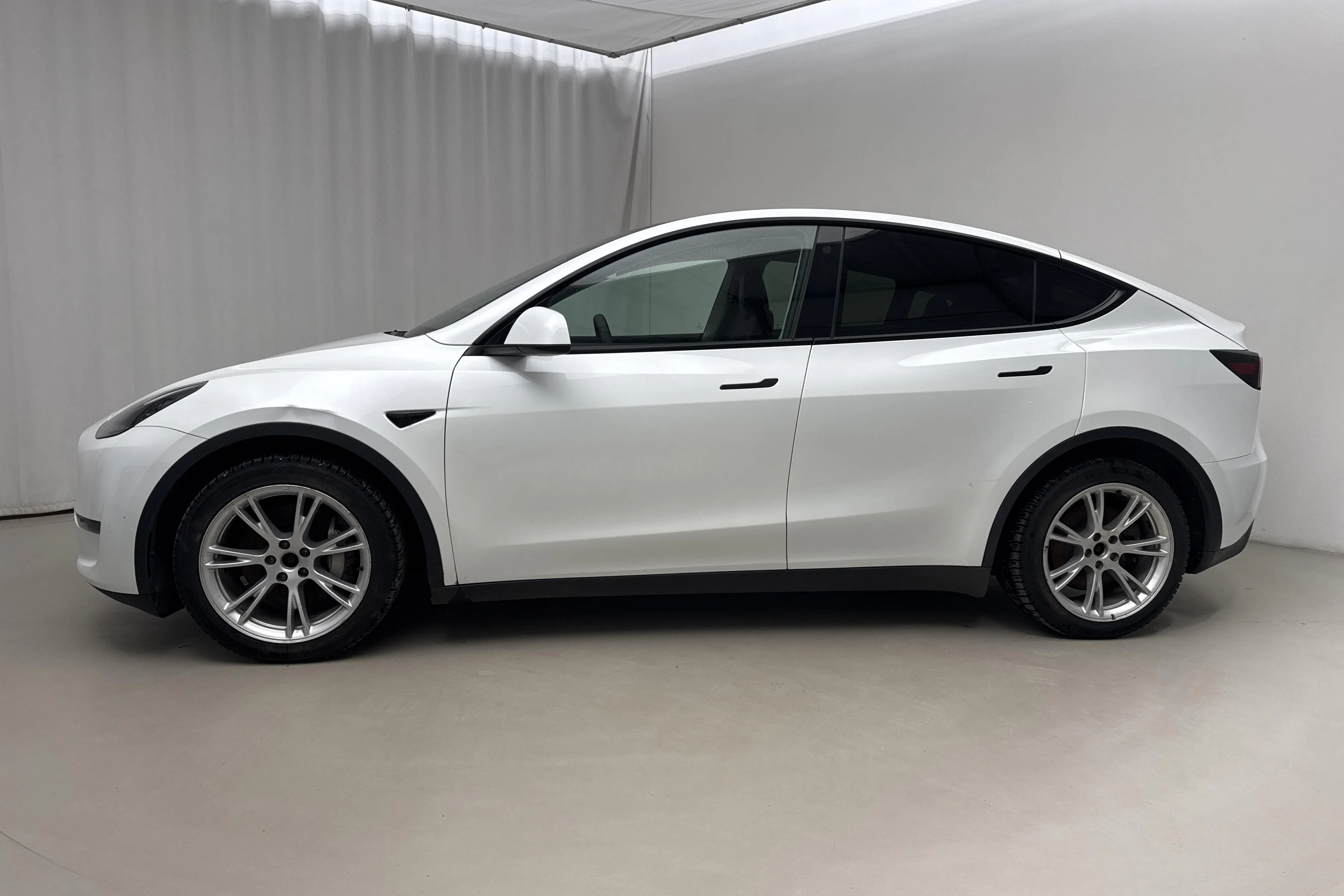 Presentation photo 2 of 23: Tesla Model Y Long Range Dual Motor AWD - 136 380 km - Automatic - 2024