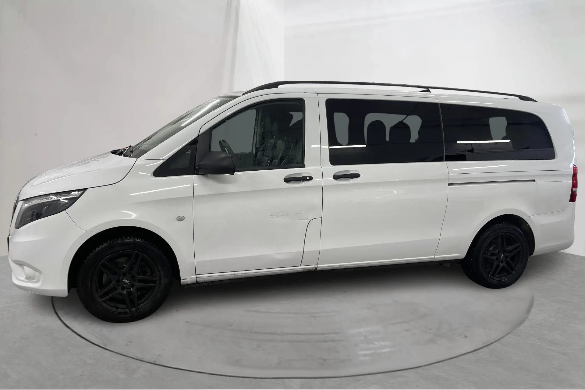 Presentationsfoto 2 av 16: Mercedes Vito Tourer 116 CDI 4MATIC (163hk) - 13 970 mil - Automat - vit - 2023