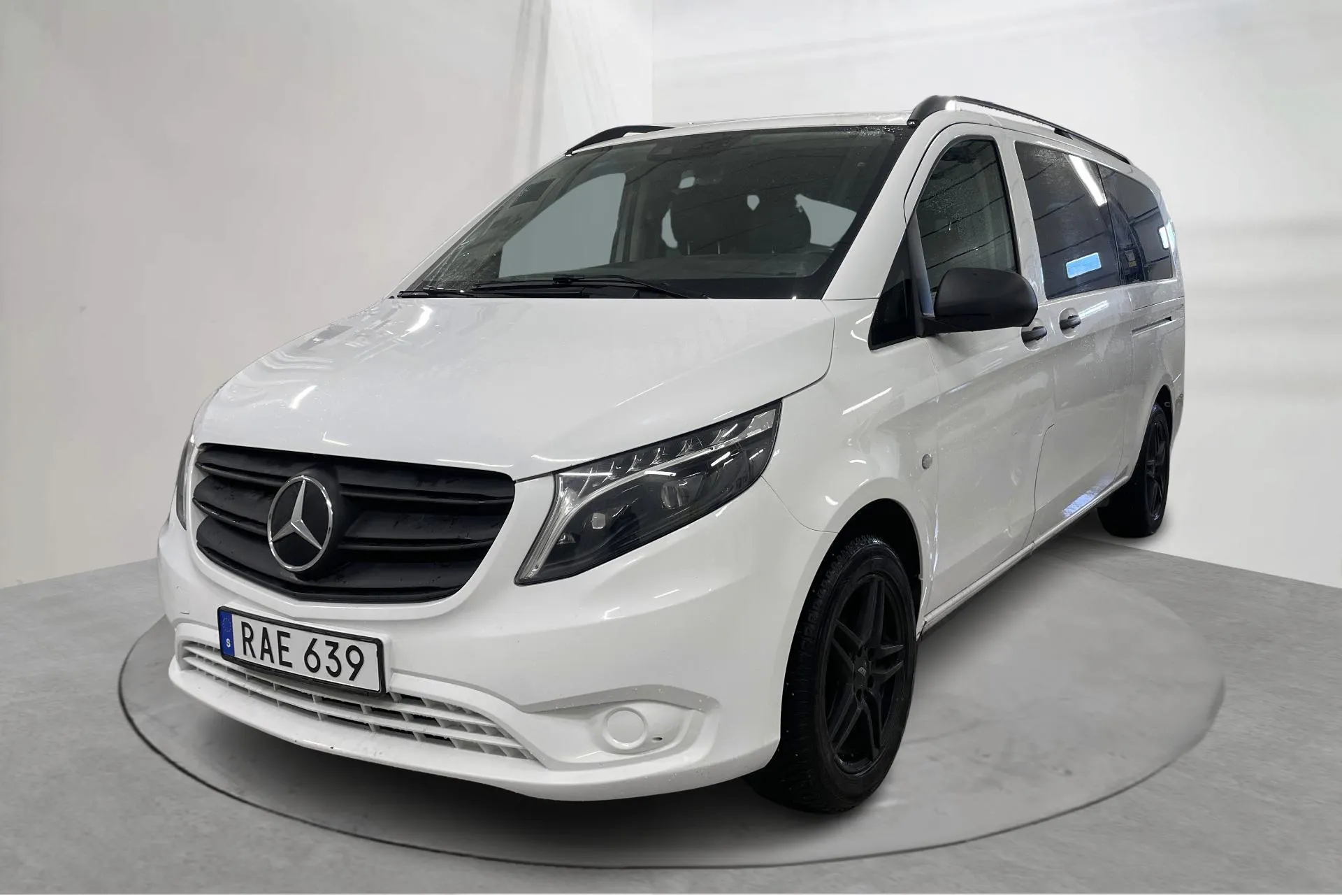 Presentationsfoto 1 av 16: Mercedes Vito Tourer 116 CDI 4MATIC (163hk) - 13 970 mil - Automat - vit - 2023