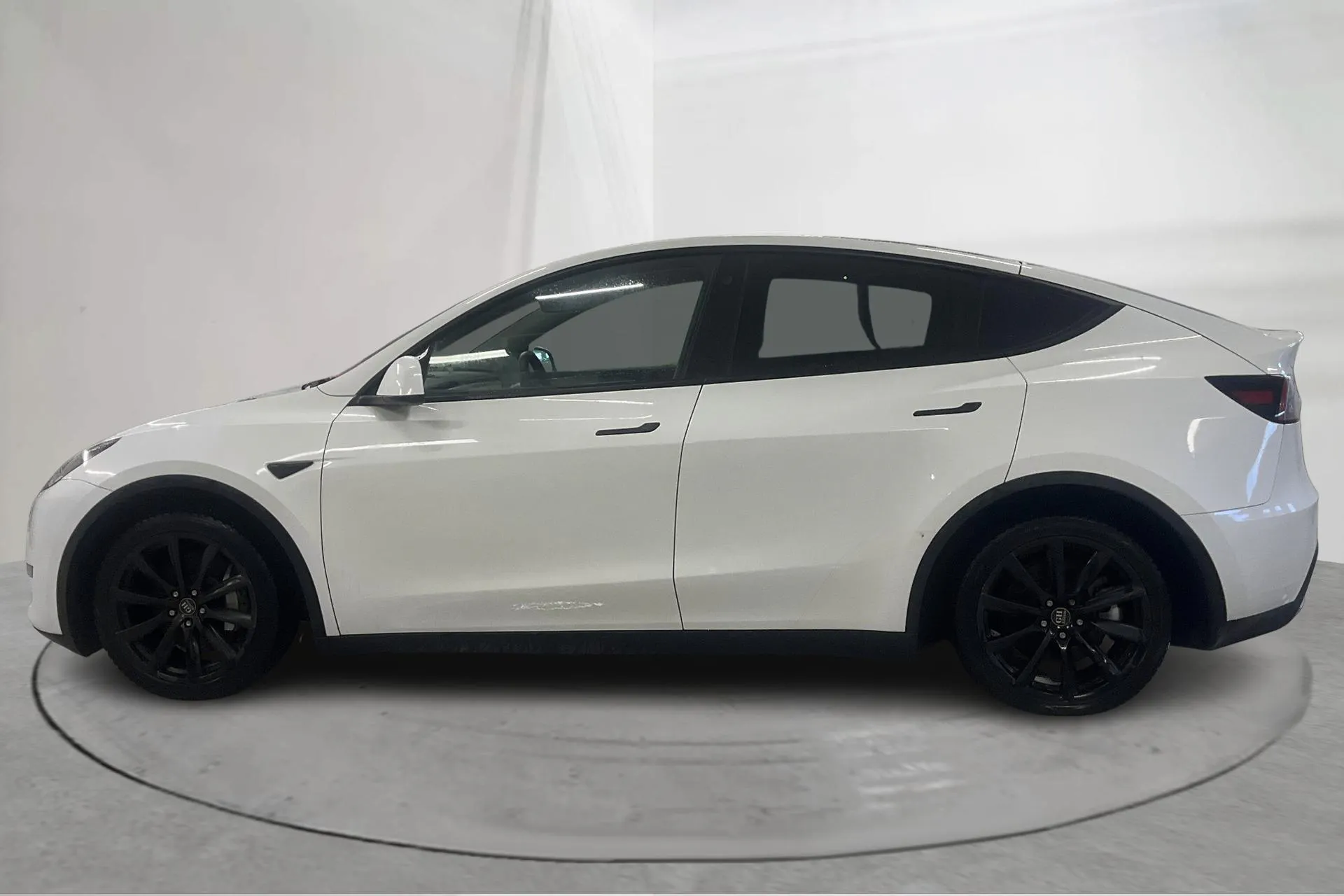 Presentationsfoto 2 av 27: Tesla Model Y Long Range Dual Motor AWD - 10 741 mil - Automat - vit - 2024