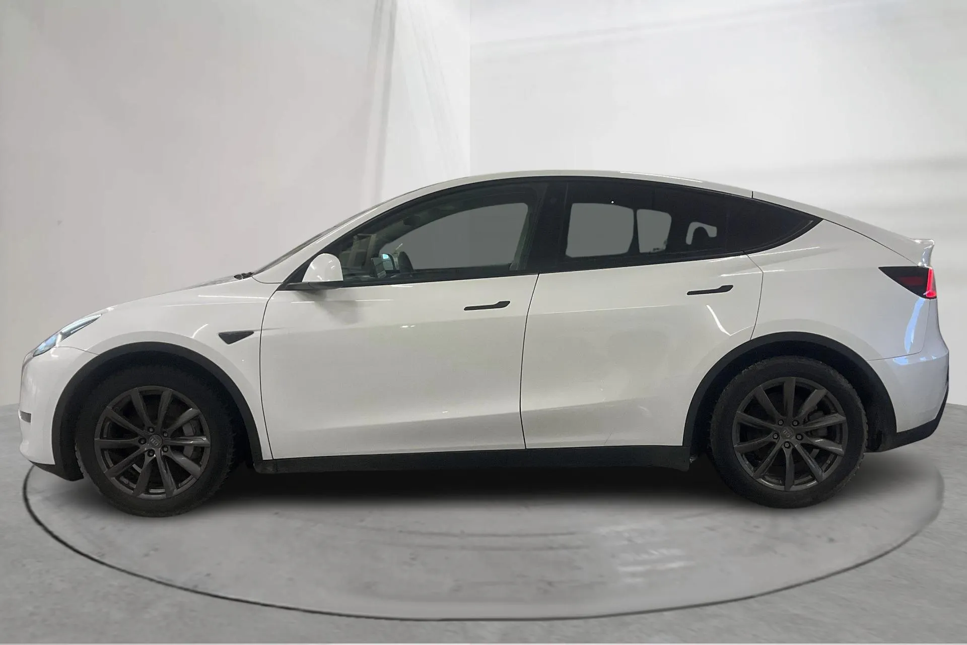 Presentationsfoto 2 av 23: Tesla Model Y Long Range Dual Motor AWD - 7 873 mil - Automat - vit - 2024