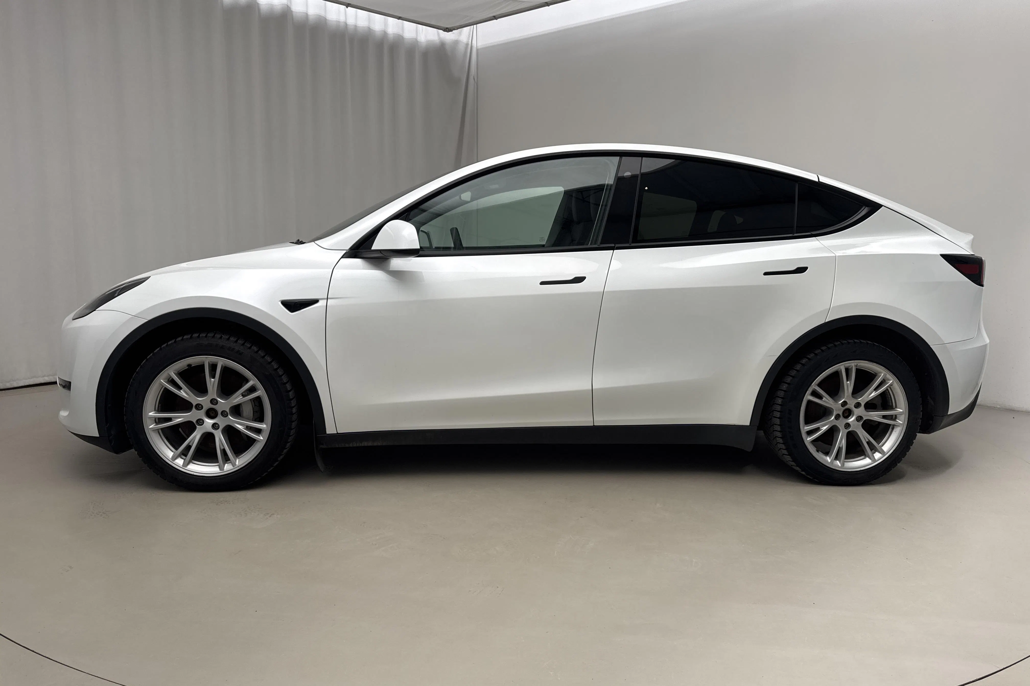 Presentation photo 2 of 23: Tesla Model Y Long Range Dual Motor AWD - 111 640 km - Automatic - white - 2024
