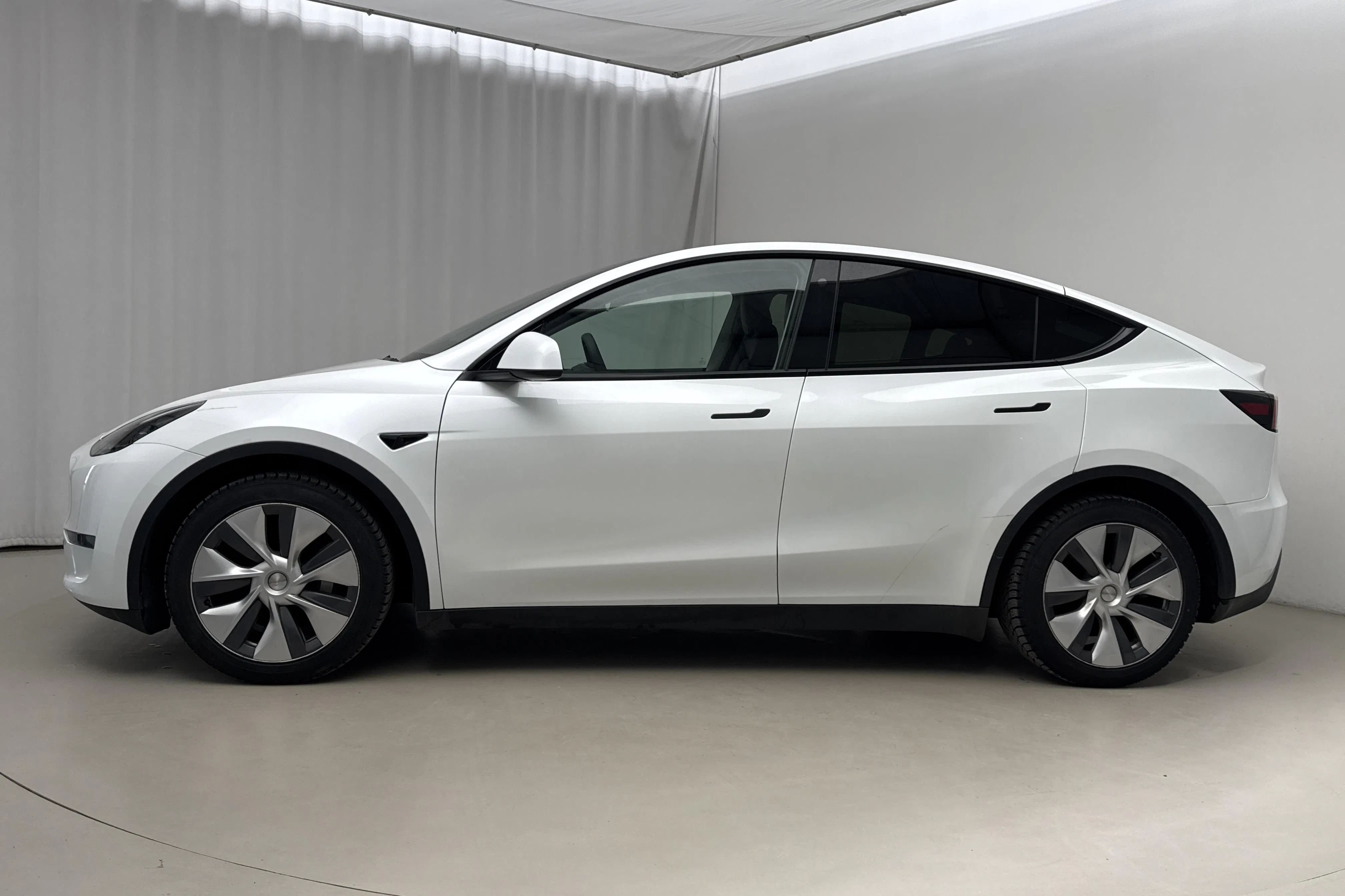 Presentation photo 2 of 23: Tesla Model Y Long Range Dual Motor AWD - 134 490 km - Automatic - white - 2023
