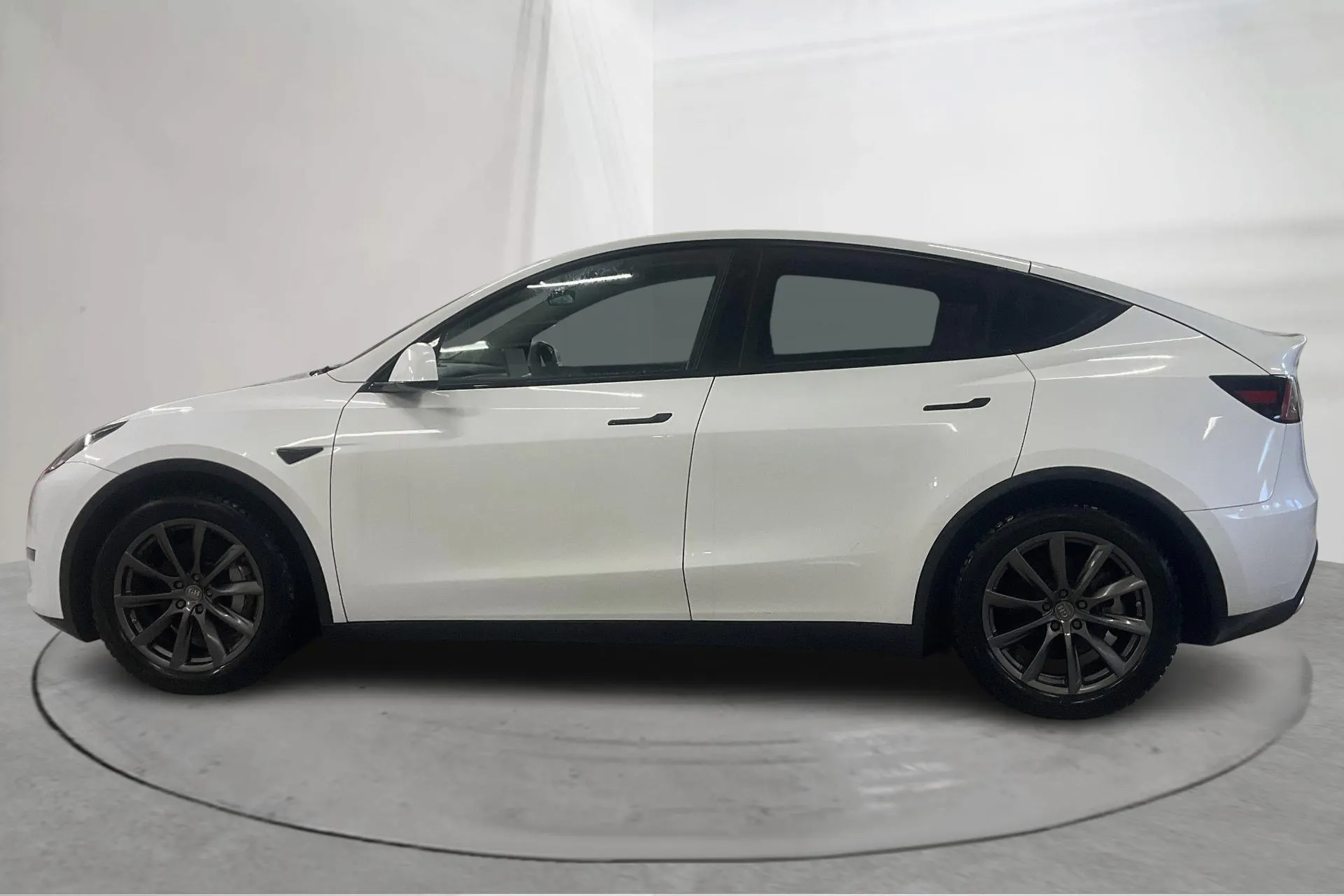 Presentationsfoto 2 av 25: Tesla Model Y Long Range Dual Motor AWD - 8 666 mil - Automat - vit - 2024