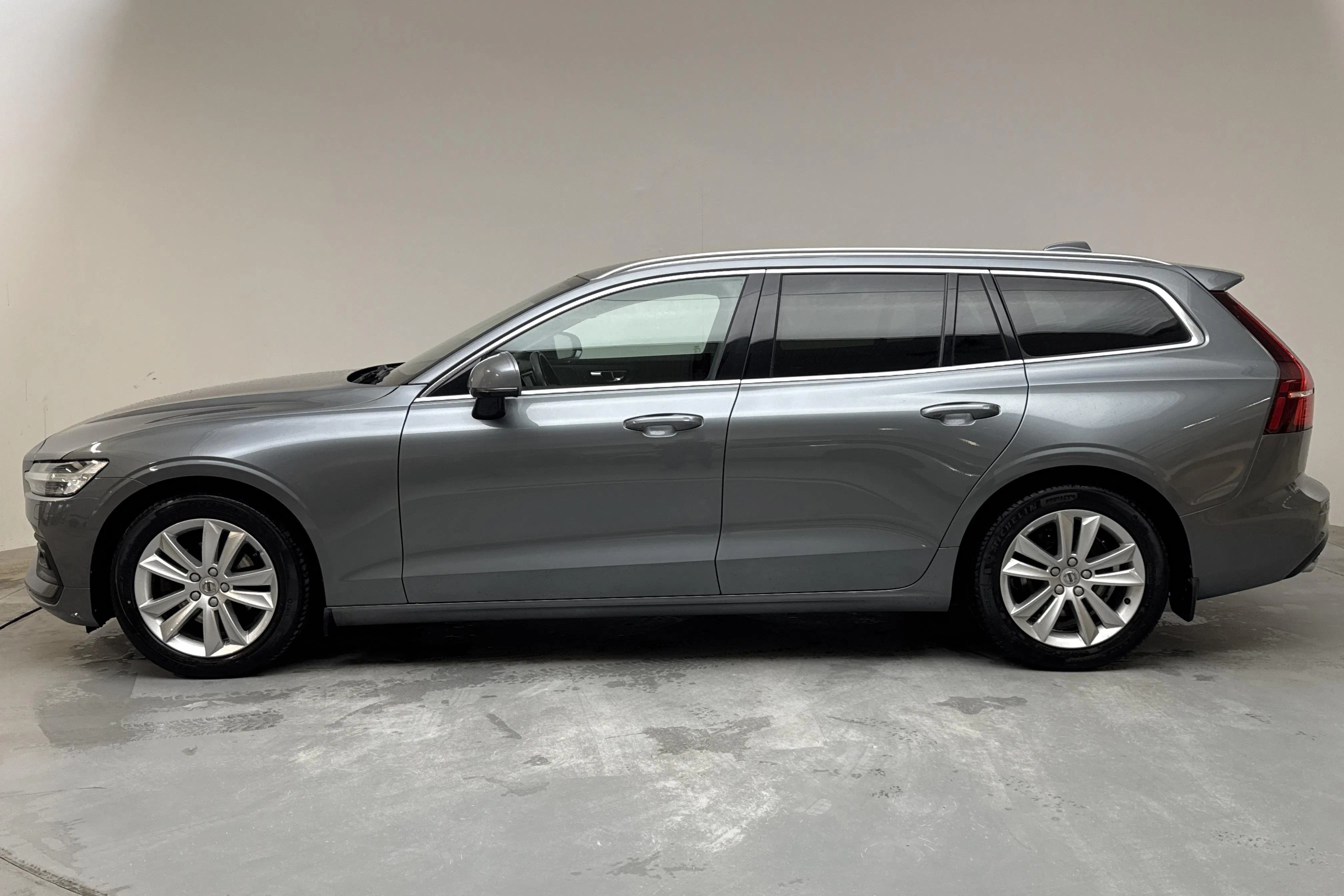 Zdjęcie prezentacyjne 2 z 15: Volvo V60 D4 (190hk) - 123 570 km - Automatyczna - szary - 2021