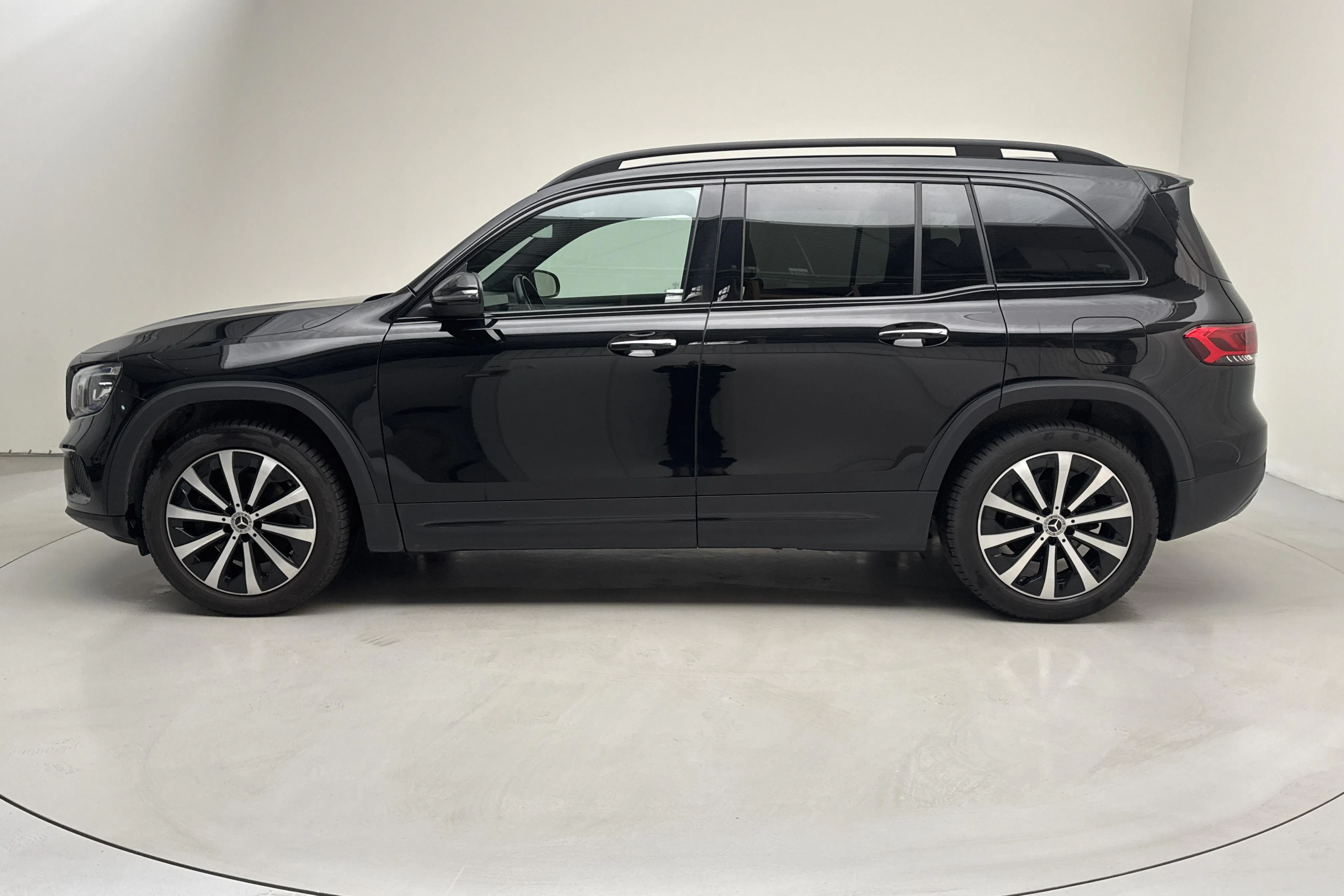 Presentationsfoto 2 av 14: Mercedes GLB 200 d 4MATIC X247 (150hk) - 6 848 mil - Automat - svart - 2023