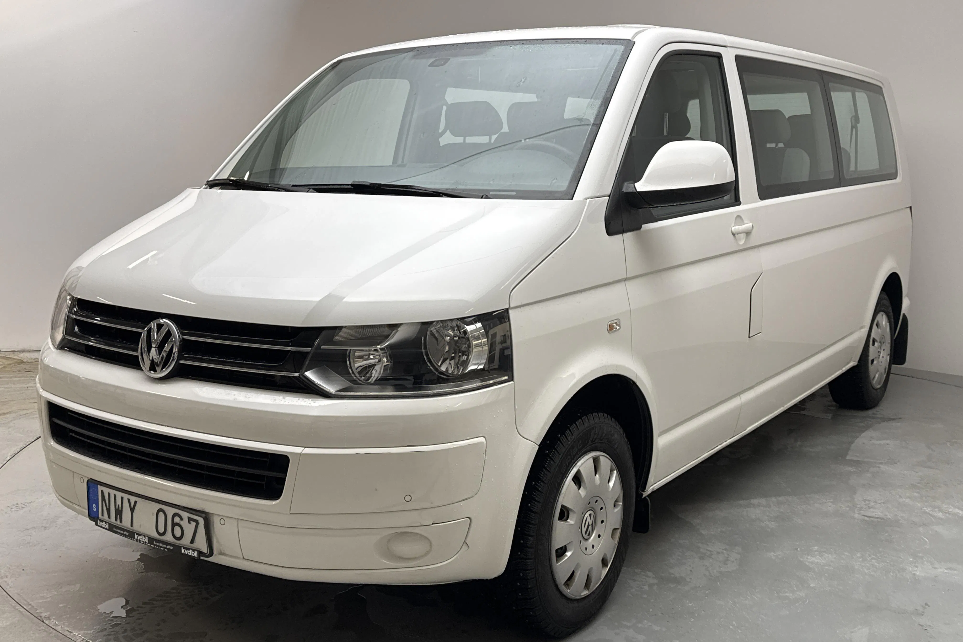 Presentationsfoto 1 av 14: VW Caravelle 2.0 TDI (140hk) - 7 586 mil - Manuell - vit - 2014