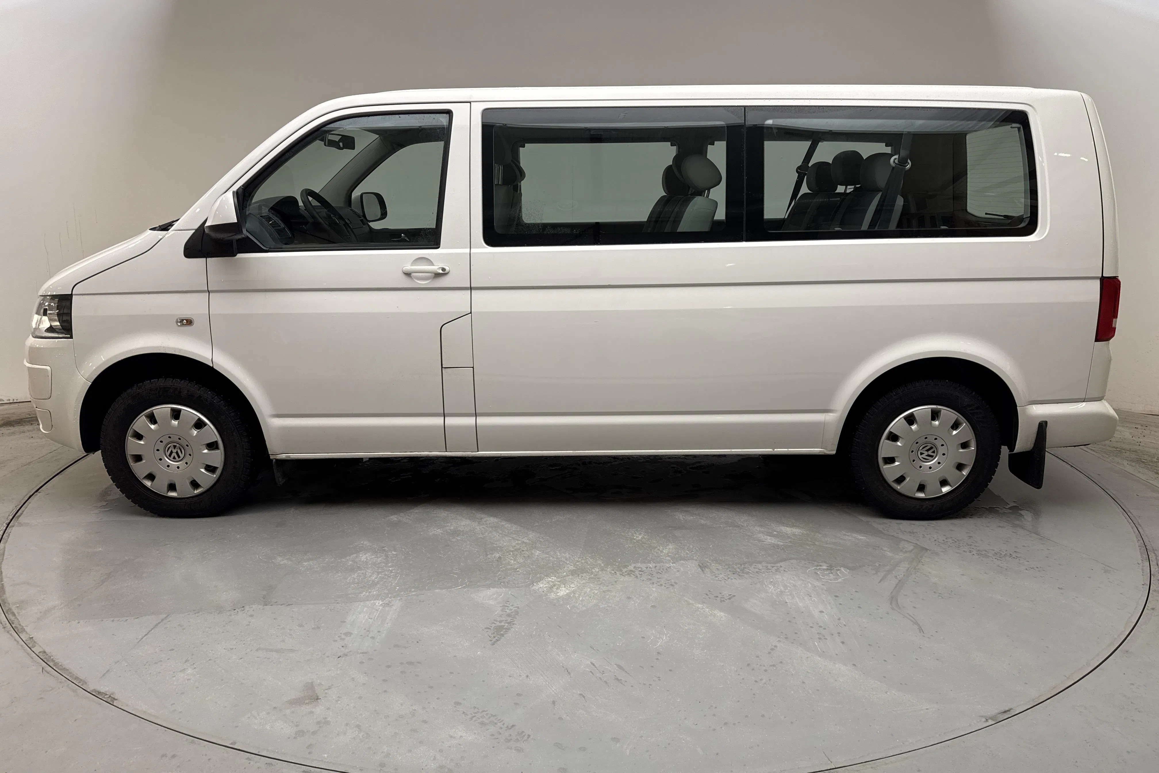Presentationsfoto 2 av 14: VW Caravelle 2.0 TDI (140hk) - 7 586 mil - Manuell - vit - 2014