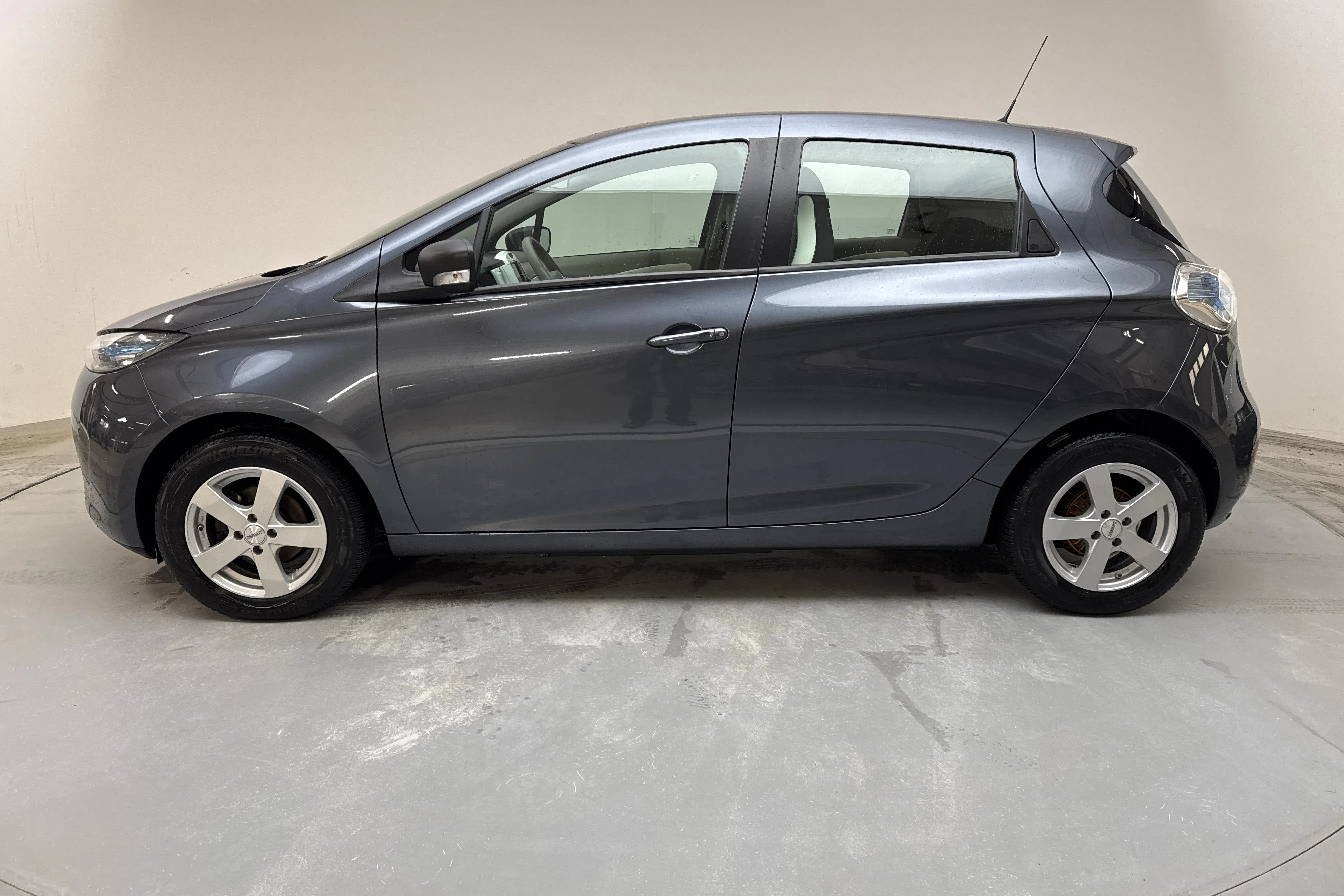 Presentationsfoto 2 av 15: Renault Zoe 41kWh R90 (92hk) - 3 356 mil - Automat - grå - 2019