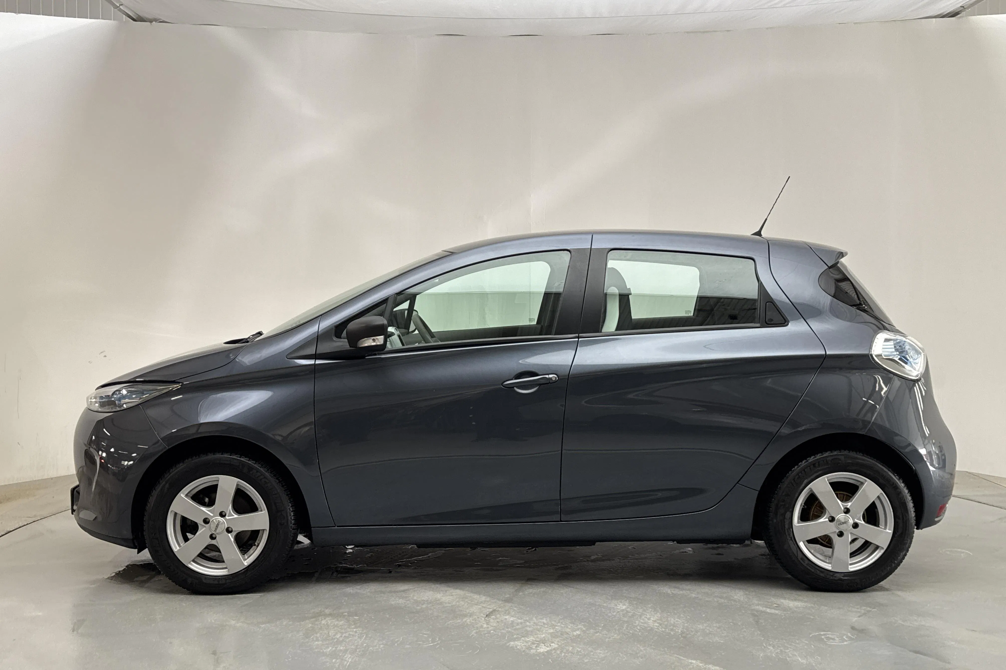 Presentationsfoto 2 av 14: Renault Zoe 41kWh R90 (92hk) - 2 692 mil - Automat - grå - 2019