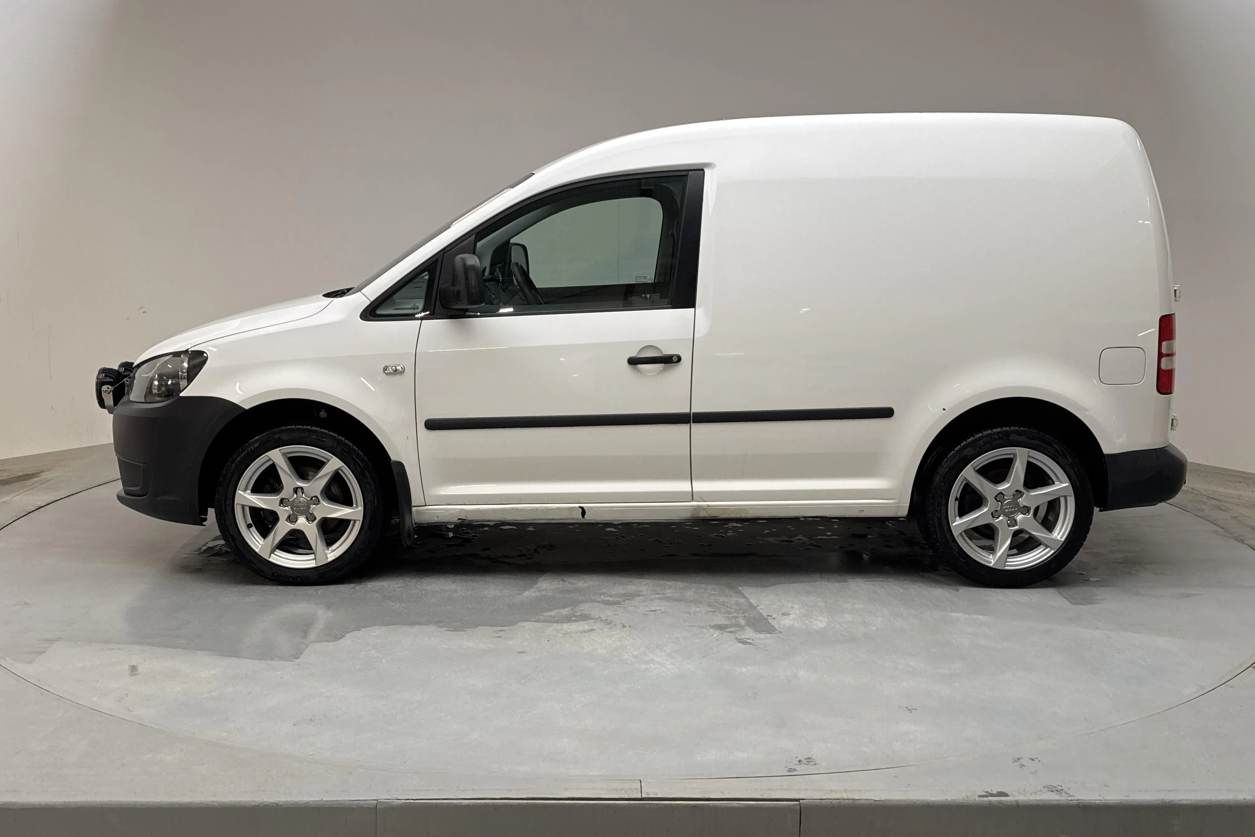 Presentationsfoto 2 av 13: VW Caddy 1.6 TDI Skåp (102hk) - 10 738 mil - Manuell - vit - 2013