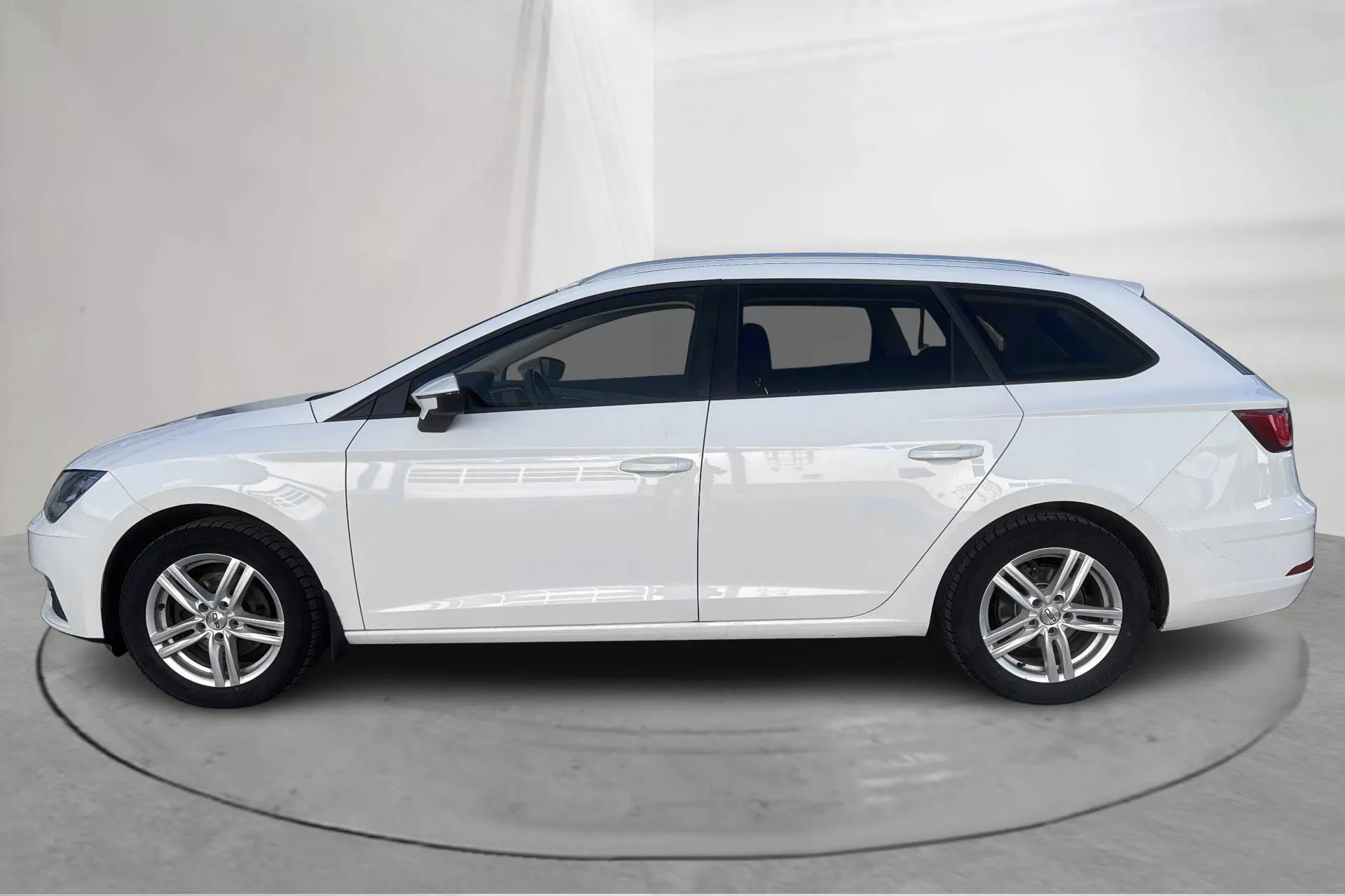 Presentationsfoto 2 av 16: Seat Leon 1.5 TGI ST (130hk) - 9 353 mil - Automat - vit - 2020