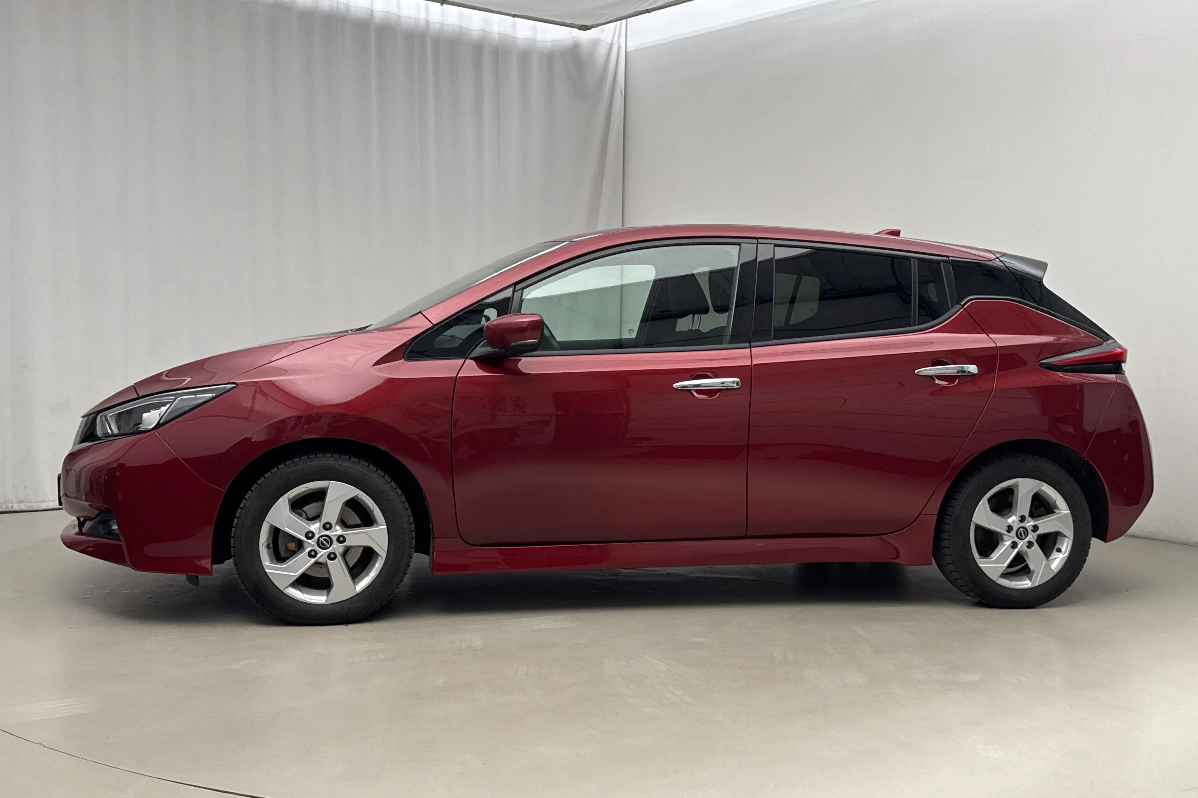 Presentationsfoto 2 av 18: Nissan LEAF 5dr 40kWh (150hk) - 7 136 mil - Automat - röd - 2021