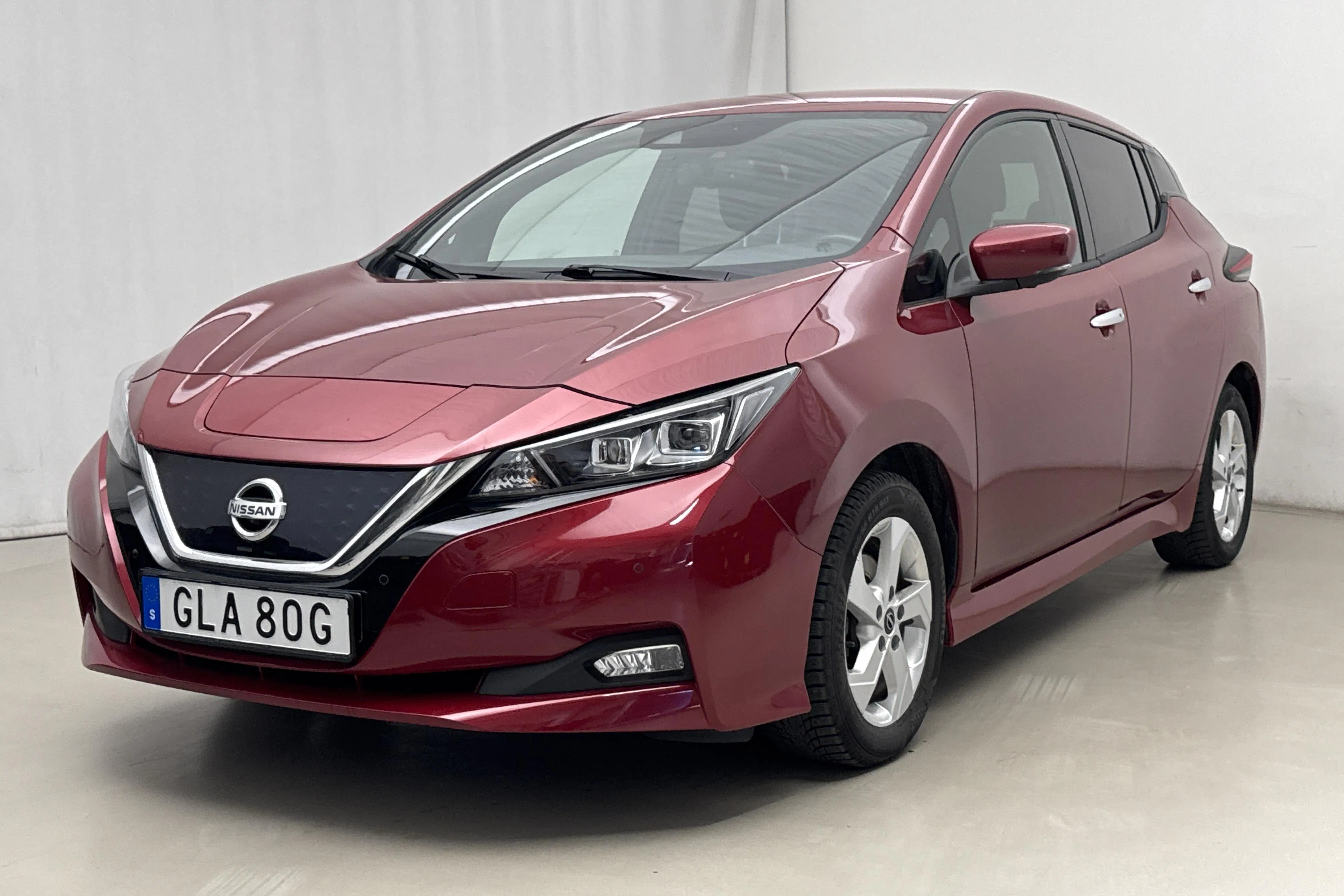 Presentationsfoto 1 av 18: Nissan LEAF 5dr 40kWh (150hk) - 7 136 mil - Automat - röd - 2021