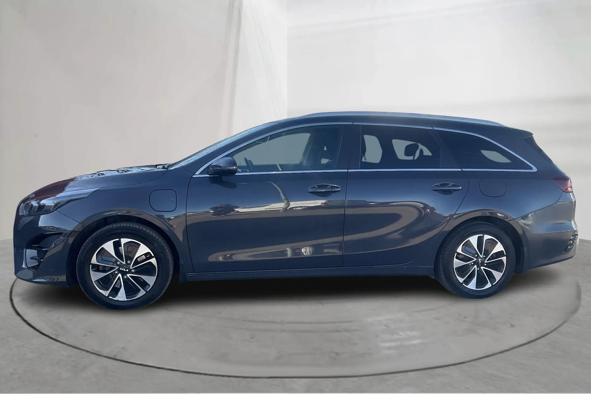 Presentation photo 2 of 16: KIA Ceed 1.6 Plug-in Hybrid SW (141hk) - 47 900 km - Automatic - gray - 2022