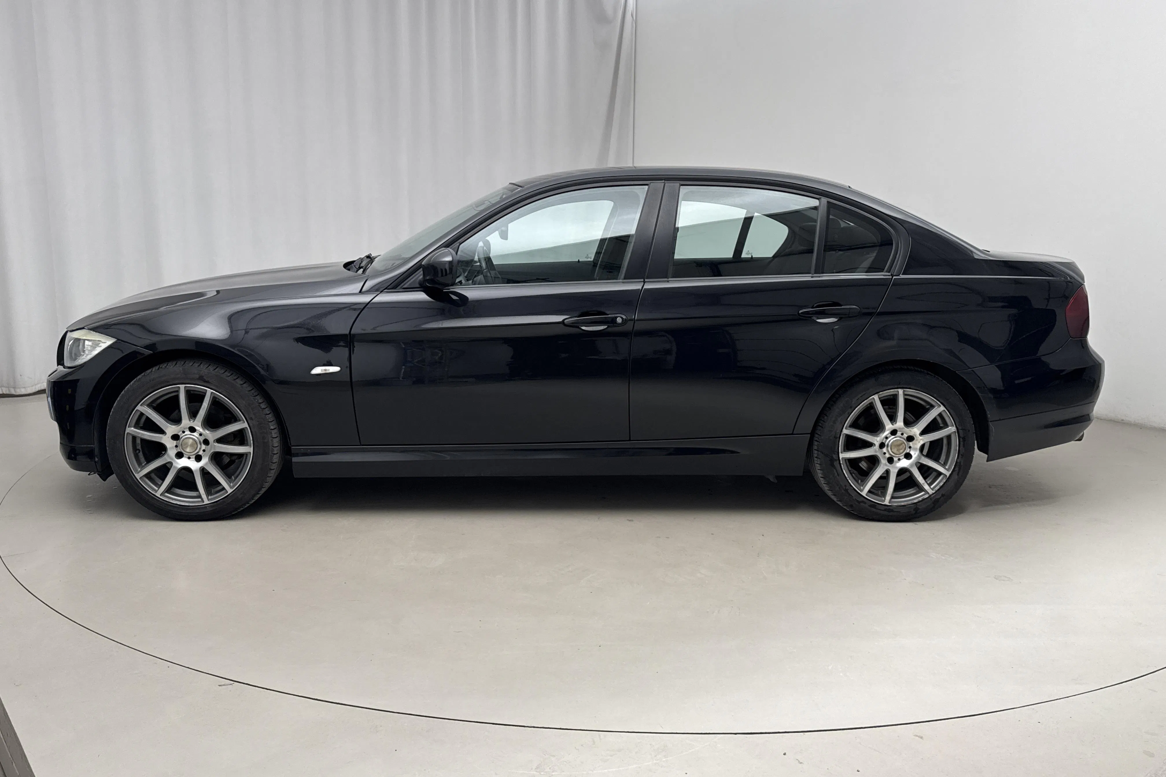Presentationsfoto 2 av 14: BMW 318d Sedan, E90 (143hk) - 18 301 mil - Manuell - svart - 2011