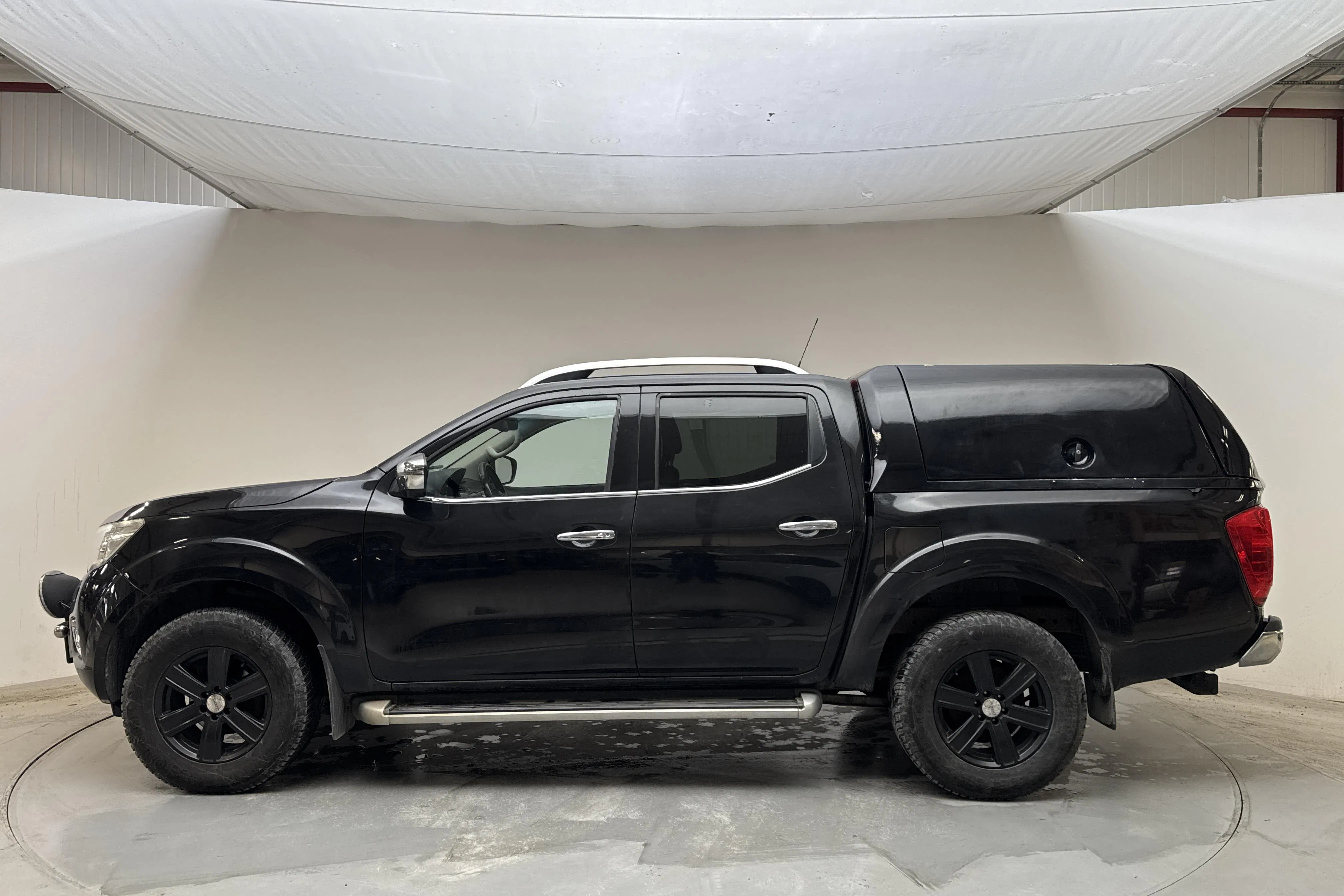 Presentation photo 2 of 14: Nissan Navara 2.3 dCi 4x4 (190hk) - 202 330 km - Automatic - black - 2016