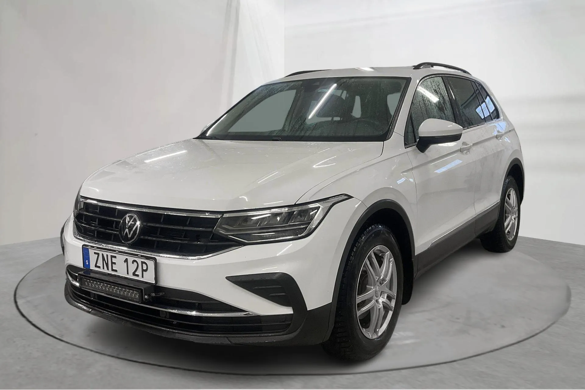 Presentationsfoto 1 av 19: VW Tiguan 2.0 TDI 4MOTION (150hk) - 19 365 mil - Automat - vit - 2022