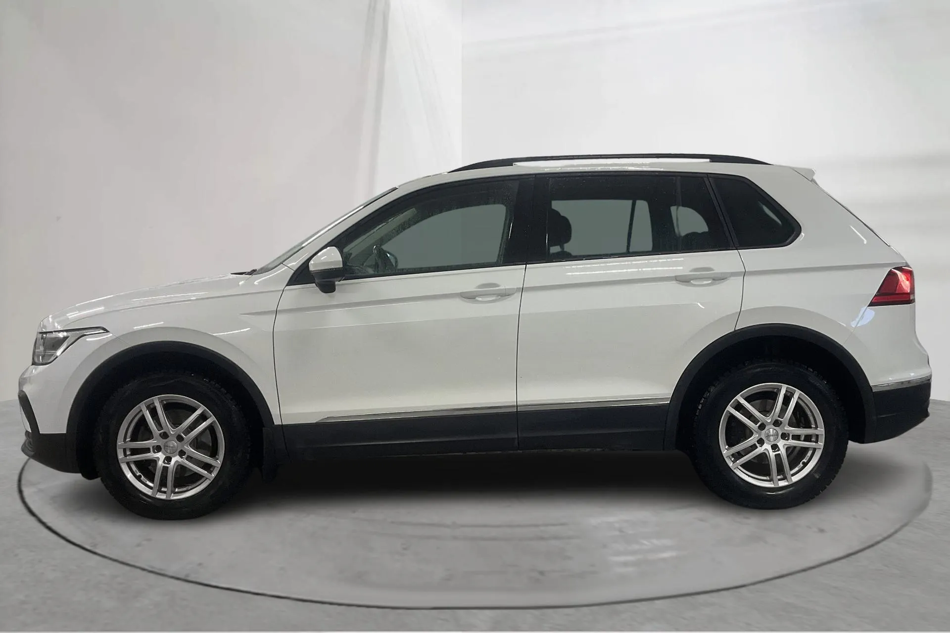 Presentationsfoto 2 av 19: VW Tiguan 2.0 TDI 4MOTION (150hk) - 19 365 mil - Automat - vit - 2022