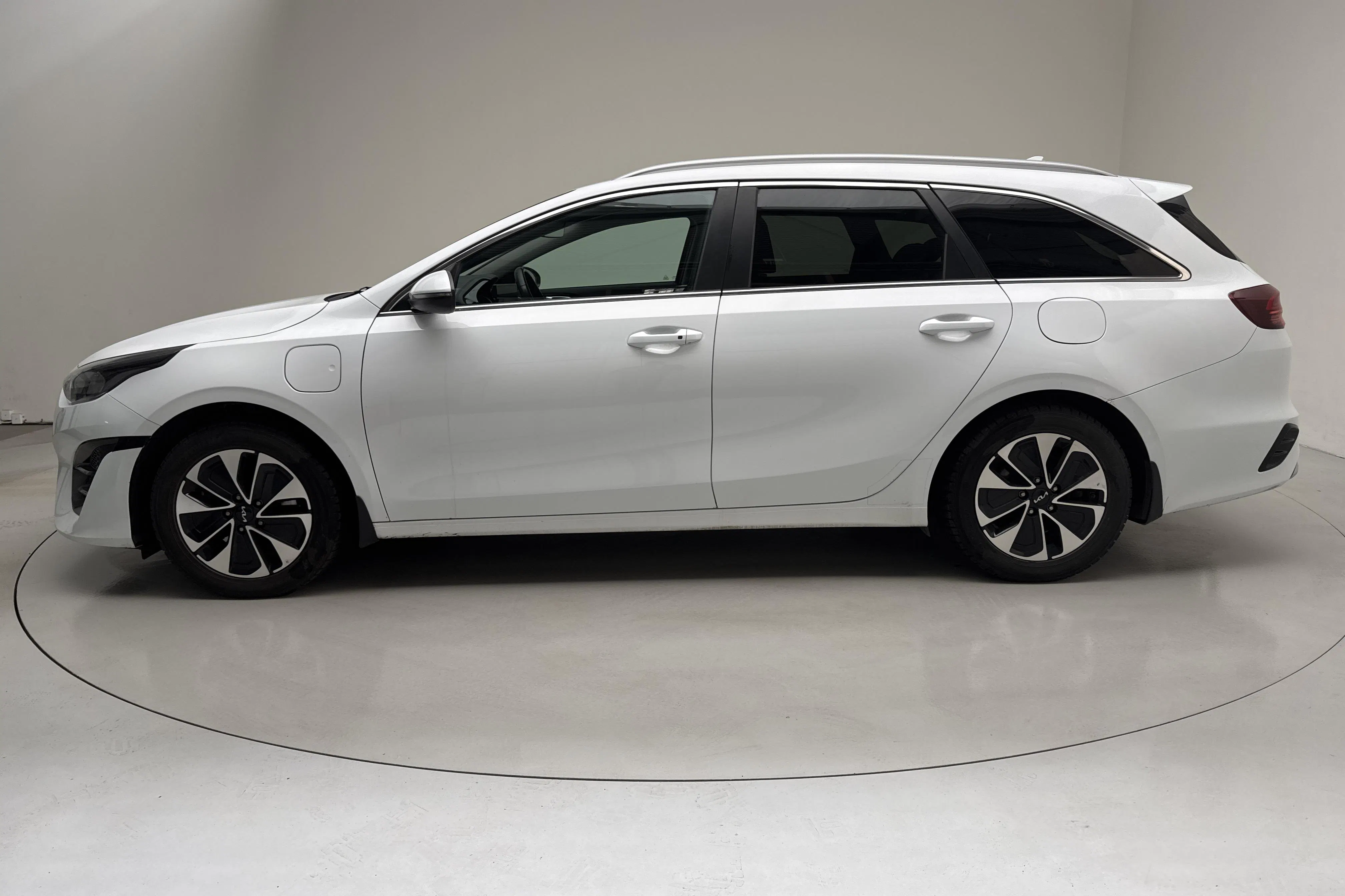 Presentation photo 2 of 17: KIA Ceed 1.6 Plug-in Hybrid SW (141hk) - 141 990 km - Automatic - white - 2023