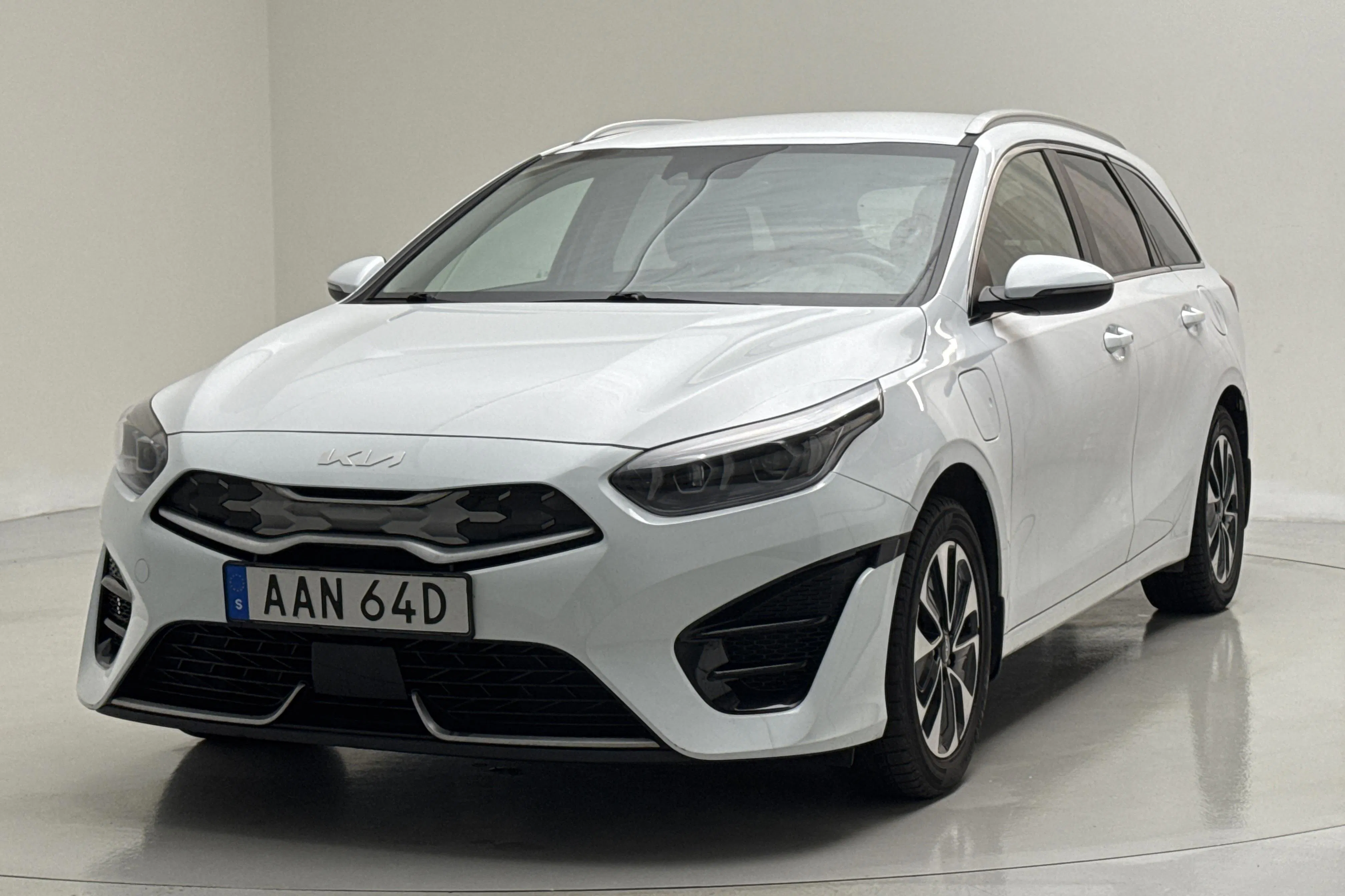 Presentation photo 1 of 17: KIA Ceed 1.6 Plug-in Hybrid SW (141hk) - 141 990 km - Automatic - white - 2023