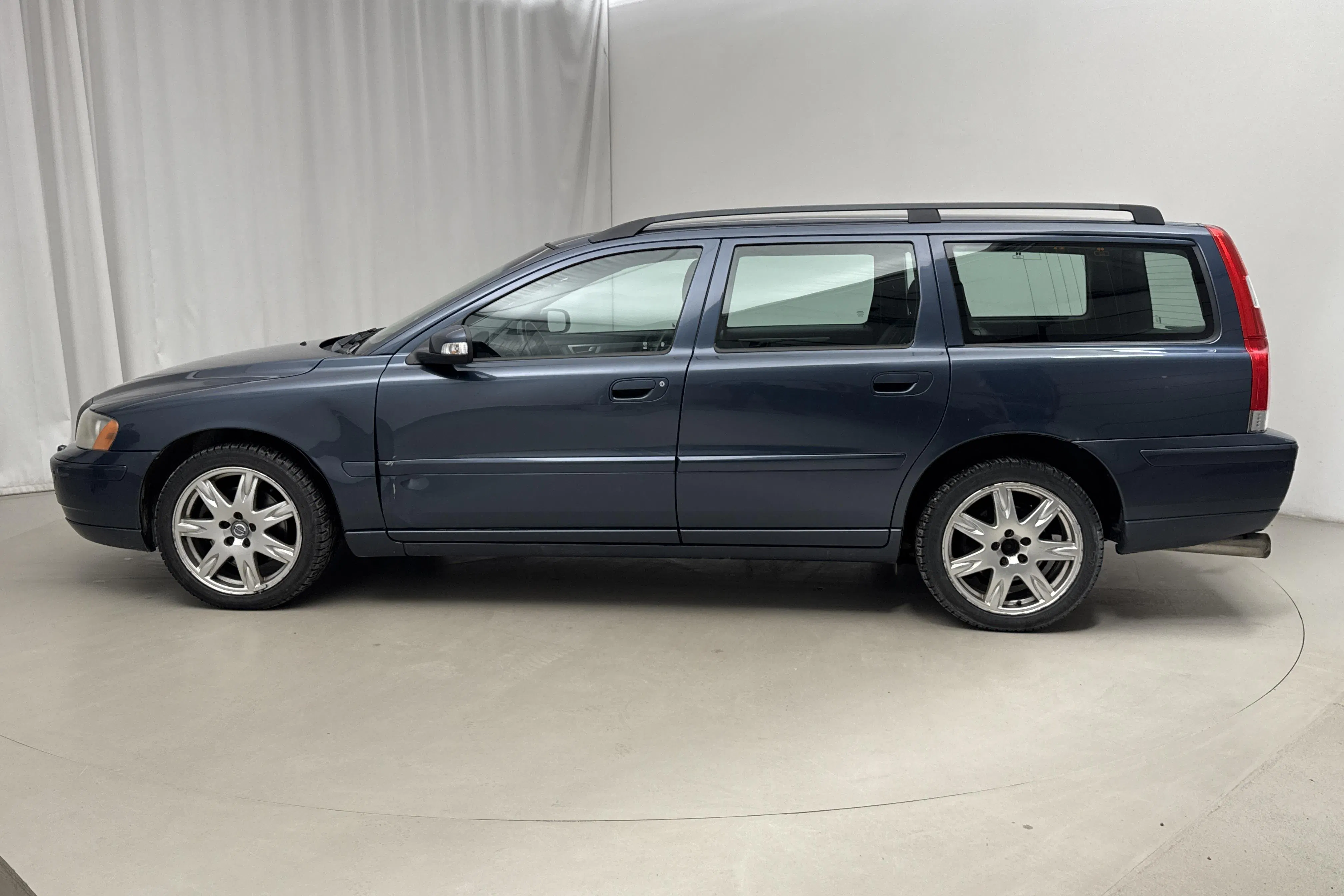 Presentationsfoto 2 av 14: Volvo V70 2.5T AWD (210hk) - 24 311 mil - Automat - blå - 2007
