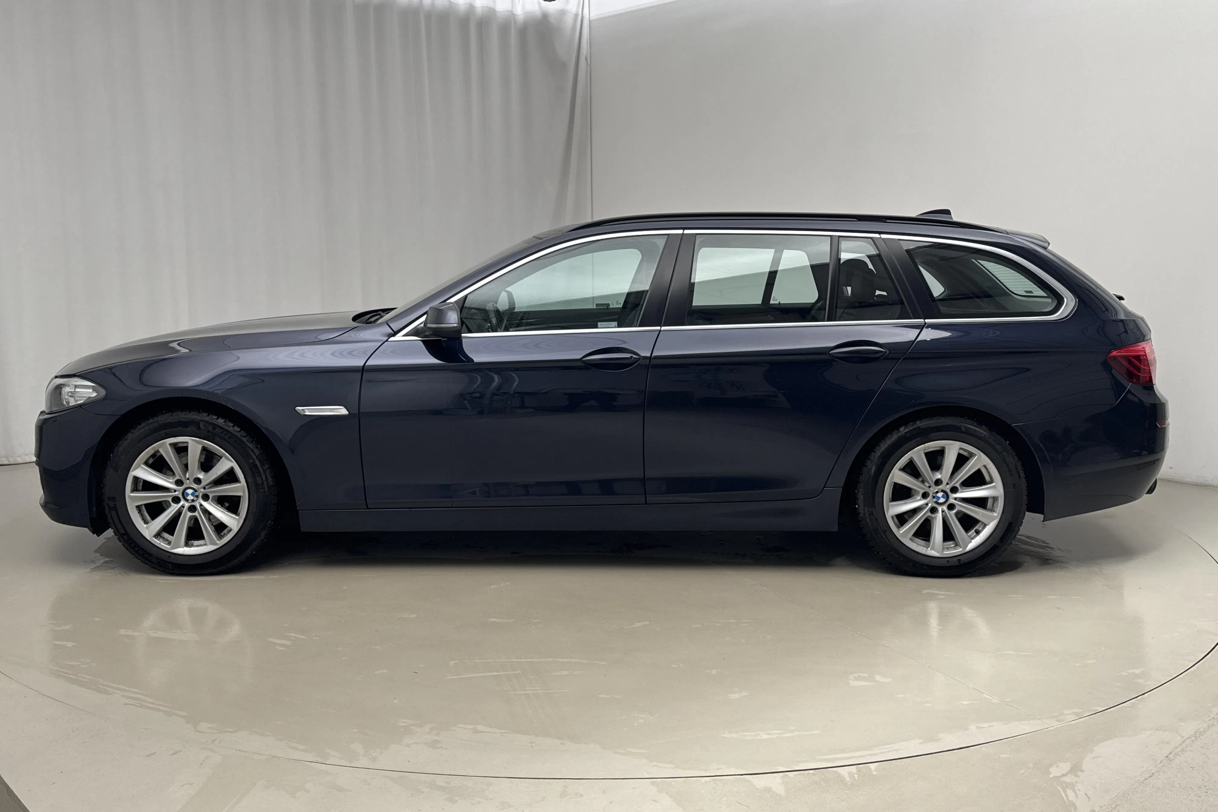 Presentation photo 2 of 17: BMW 520d xDrive Touring, F11 (190hk) - 245 390 km - Automatic - blue - 2016
