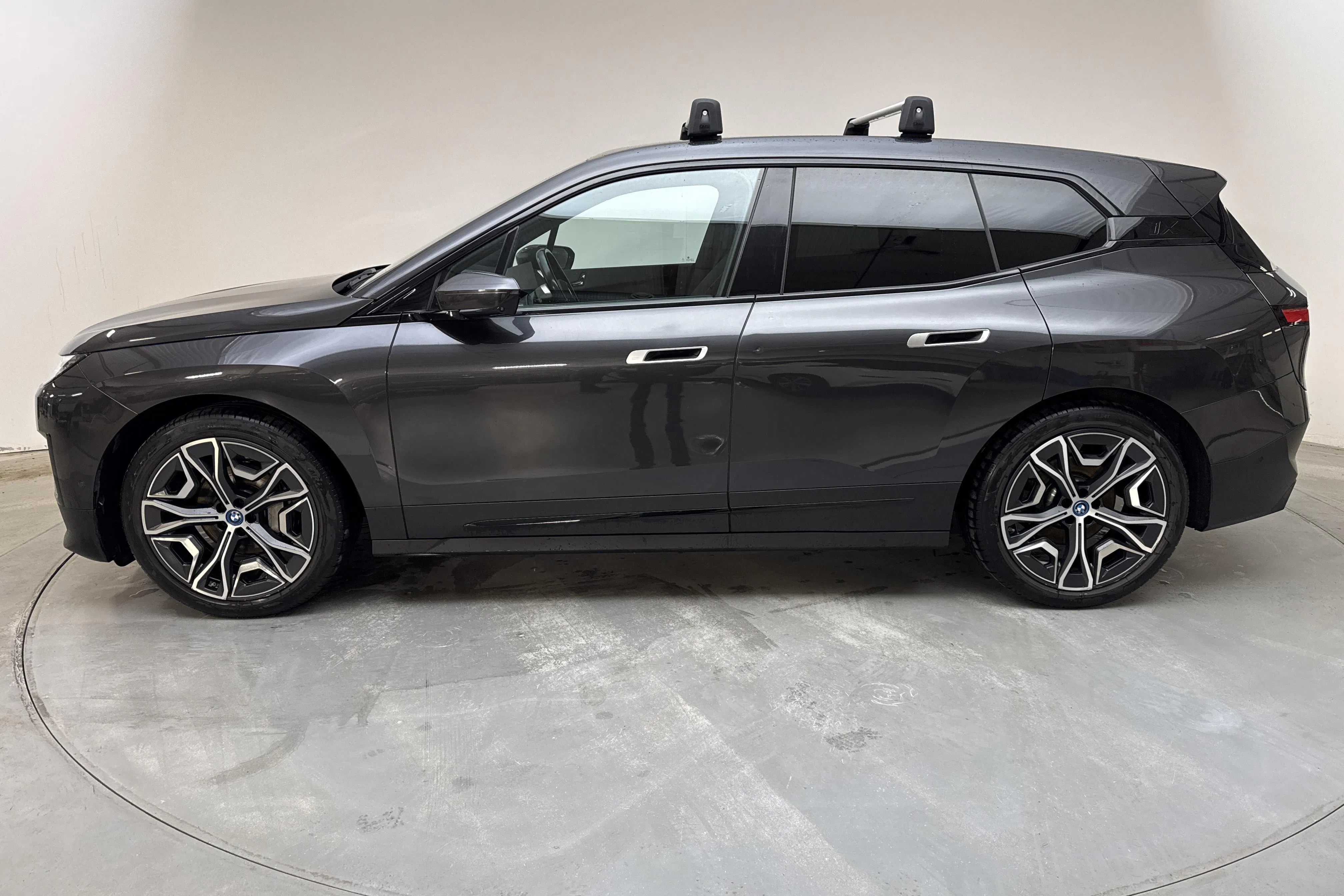 Presentationsfoto 2 av 21: BMW iX xDrive40, I20 (310hk) - 5 823 mil - Automat - grå - 2022