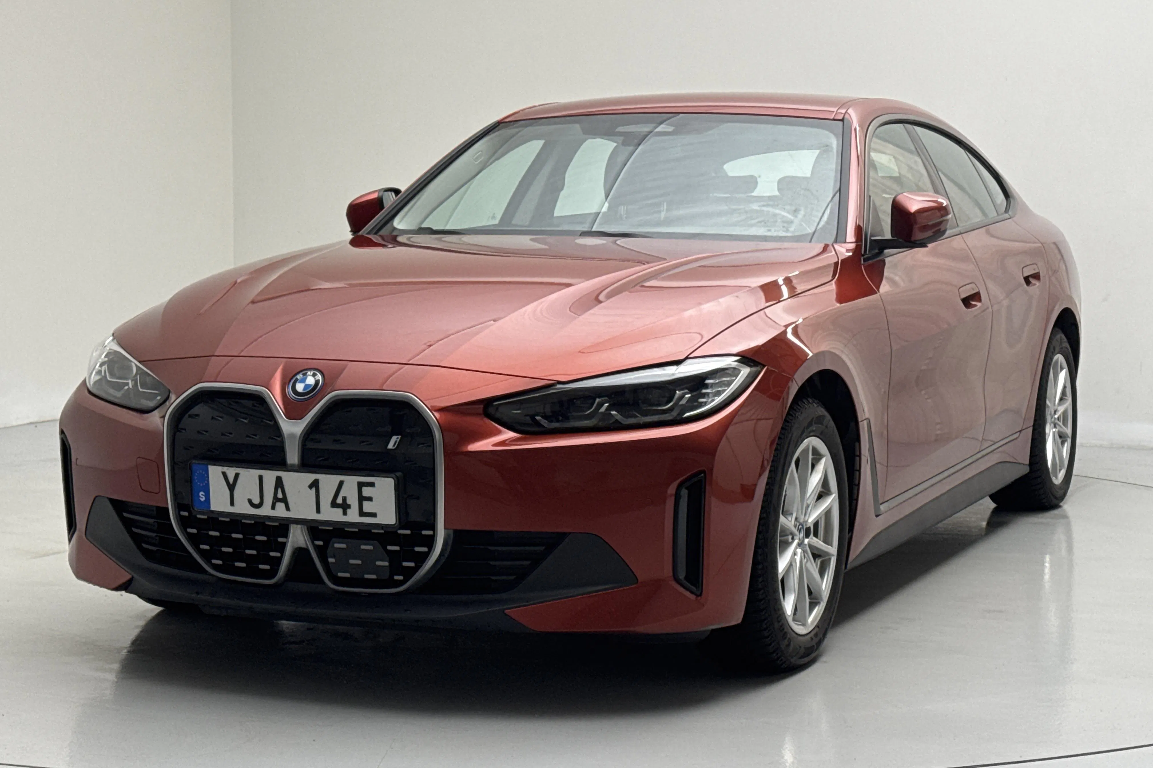 Presentationsfoto 1 av 16: BMW i4 eDrive40, G26 (340hk) - 7 967 mil - Automat - orange - 2023