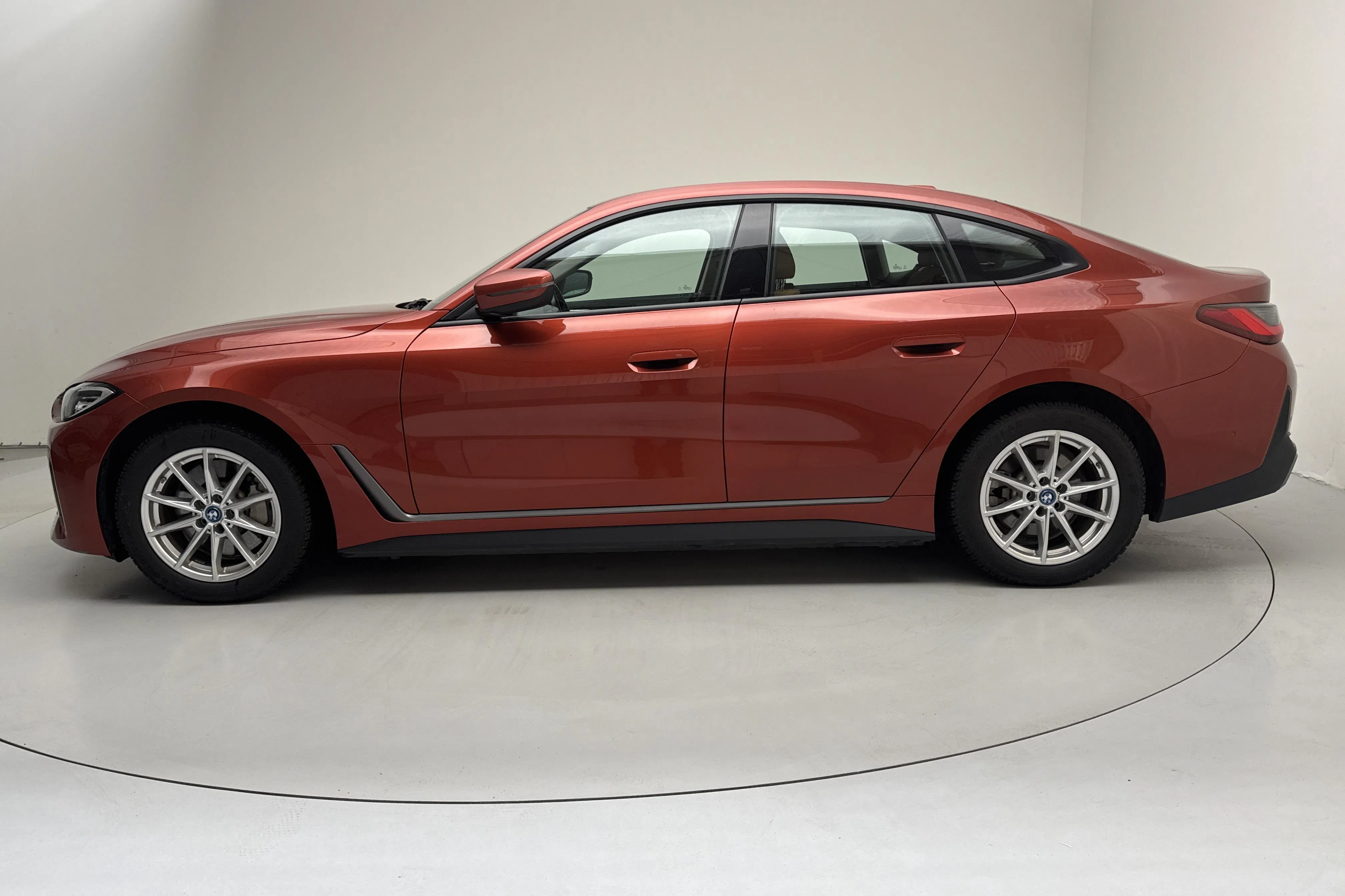 Presentationsfoto 2 av 16: BMW i4 eDrive40, G26 (340hk) - 7 967 mil - Automat - orange - 2023
