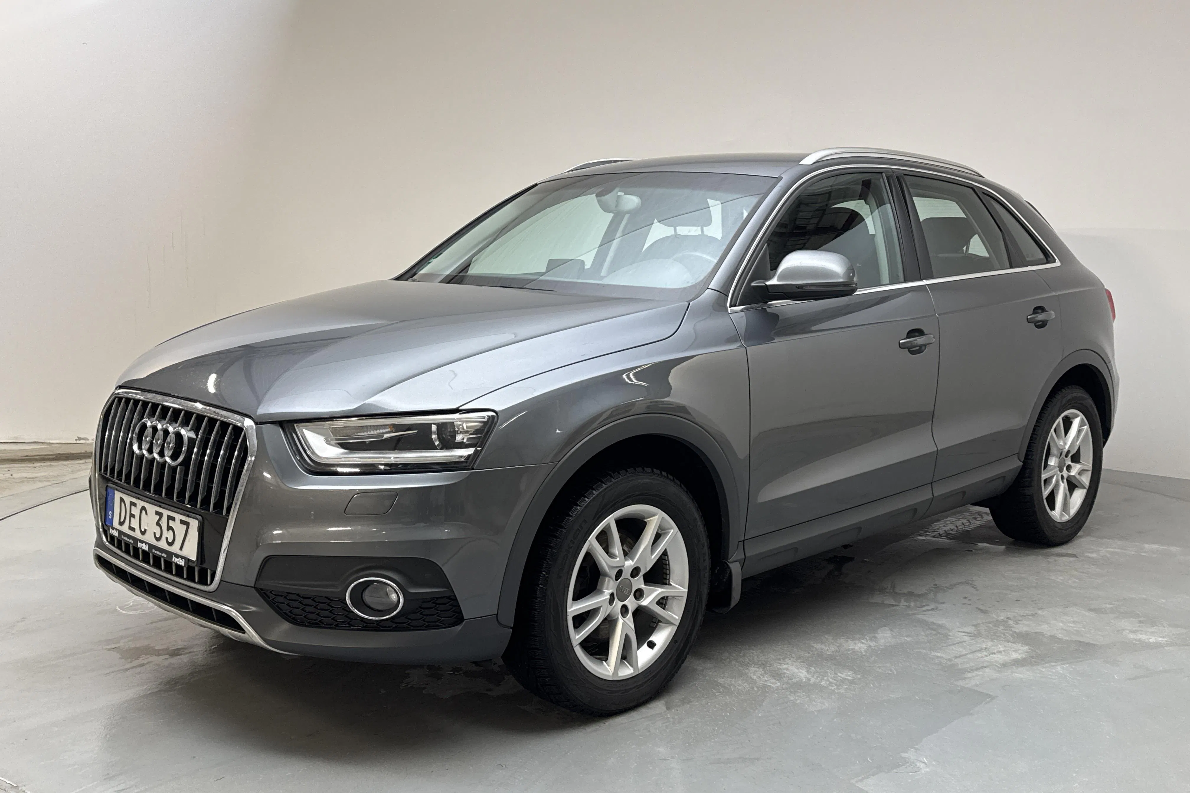 Presentationsfoto 1 av 16: Audi Q3 2.0 TDI quattro (140hk) - 13 416 mil - Manuell - grå - 2014