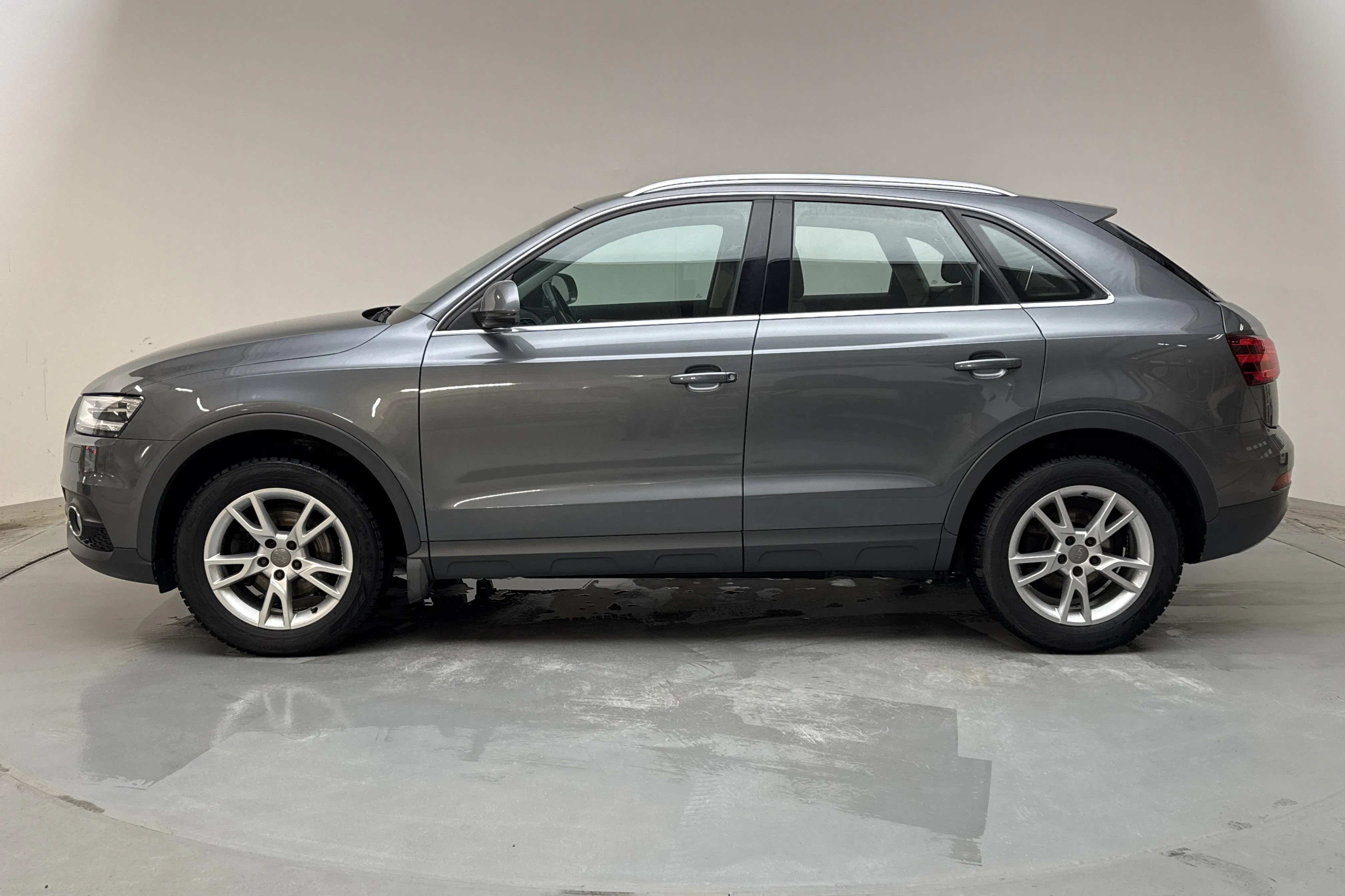 Presentationsfoto 2 av 16: Audi Q3 2.0 TDI quattro (140hk) - 13 416 mil - Manuell - grå - 2014