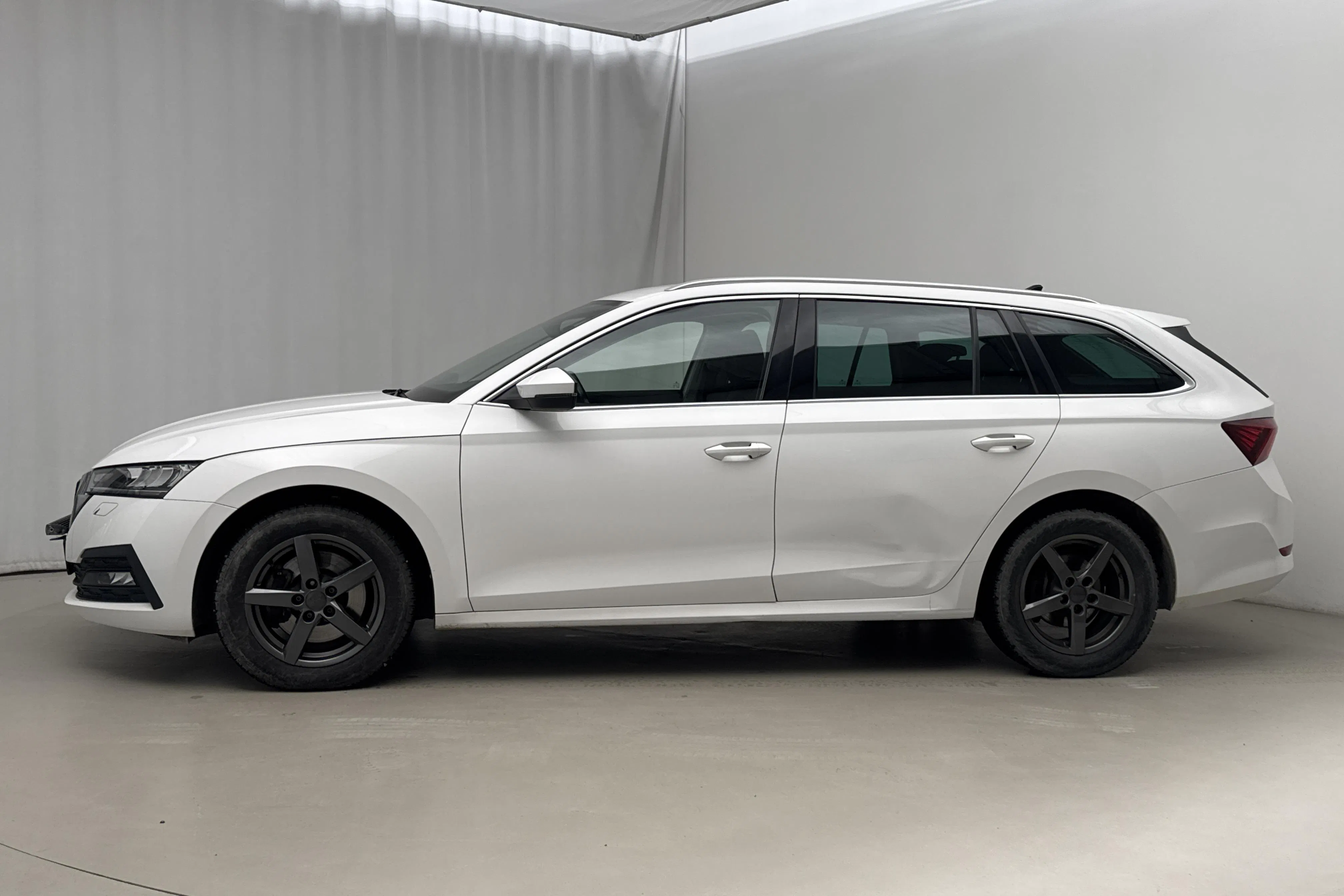 Presentationsfoto 2 av 21: Skoda Octavia 2.0 TDI Combi 4x4 (150hk) - 9 208 mil - Automat - vit - 2022