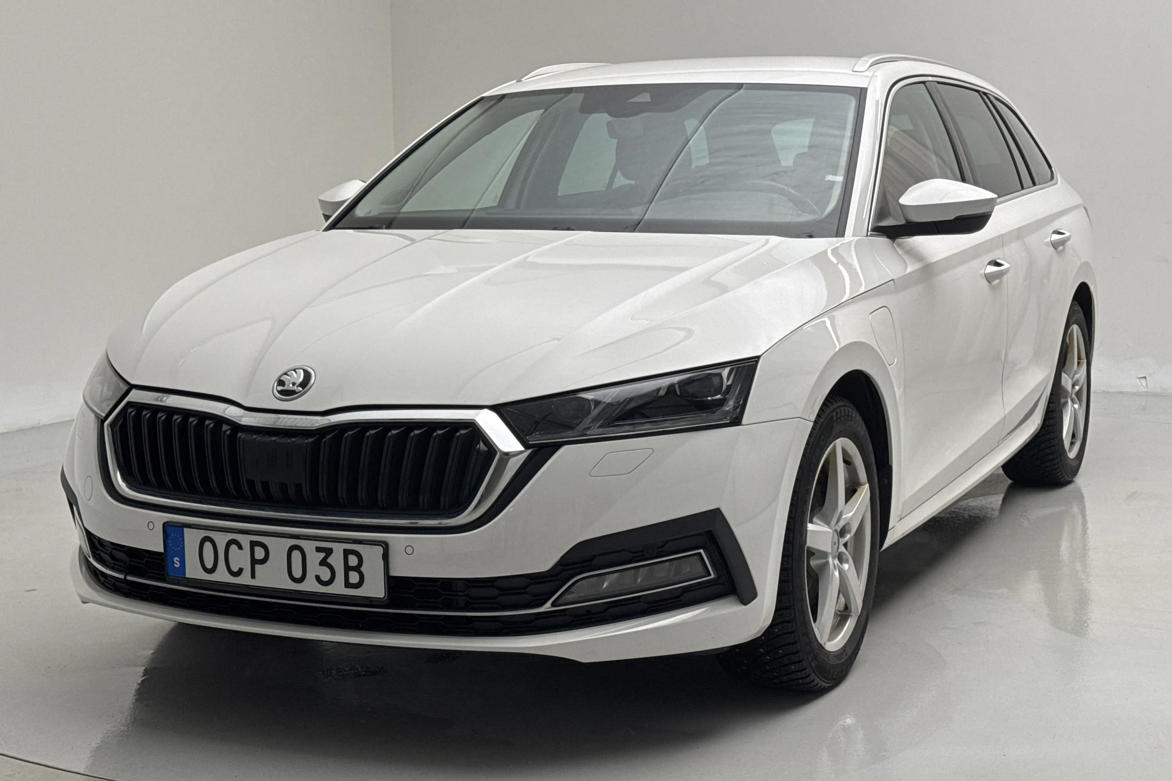 Presentation photo 1 of 16: Skoda Octavia 1.4 iV PHEV Combi (204hk) - 91 260 km - Automatic - white - 2022